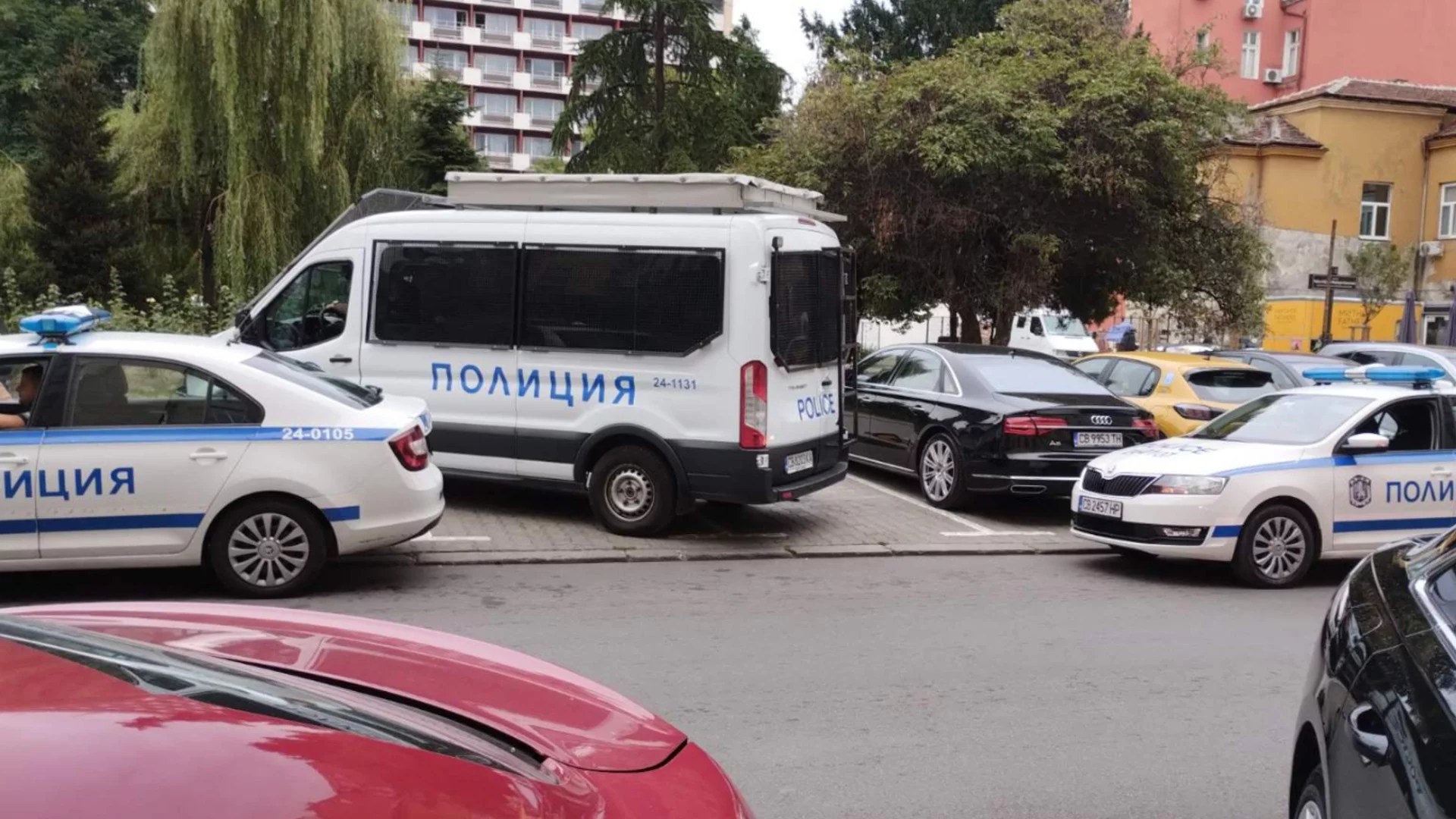 Гонка с полицията и 8 пометени коли: Мъж се сдоби с обвинения за три престъпления