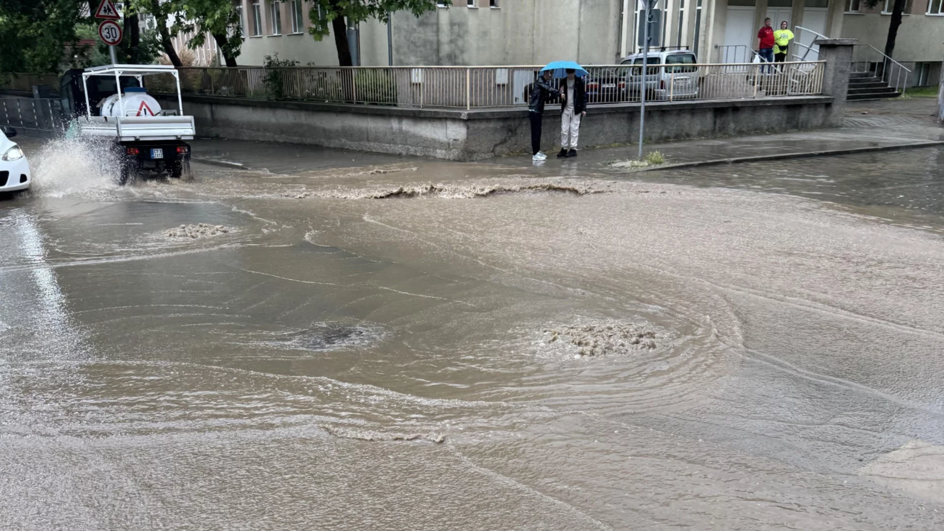 Порой превърна улиците в реки в Казанлък