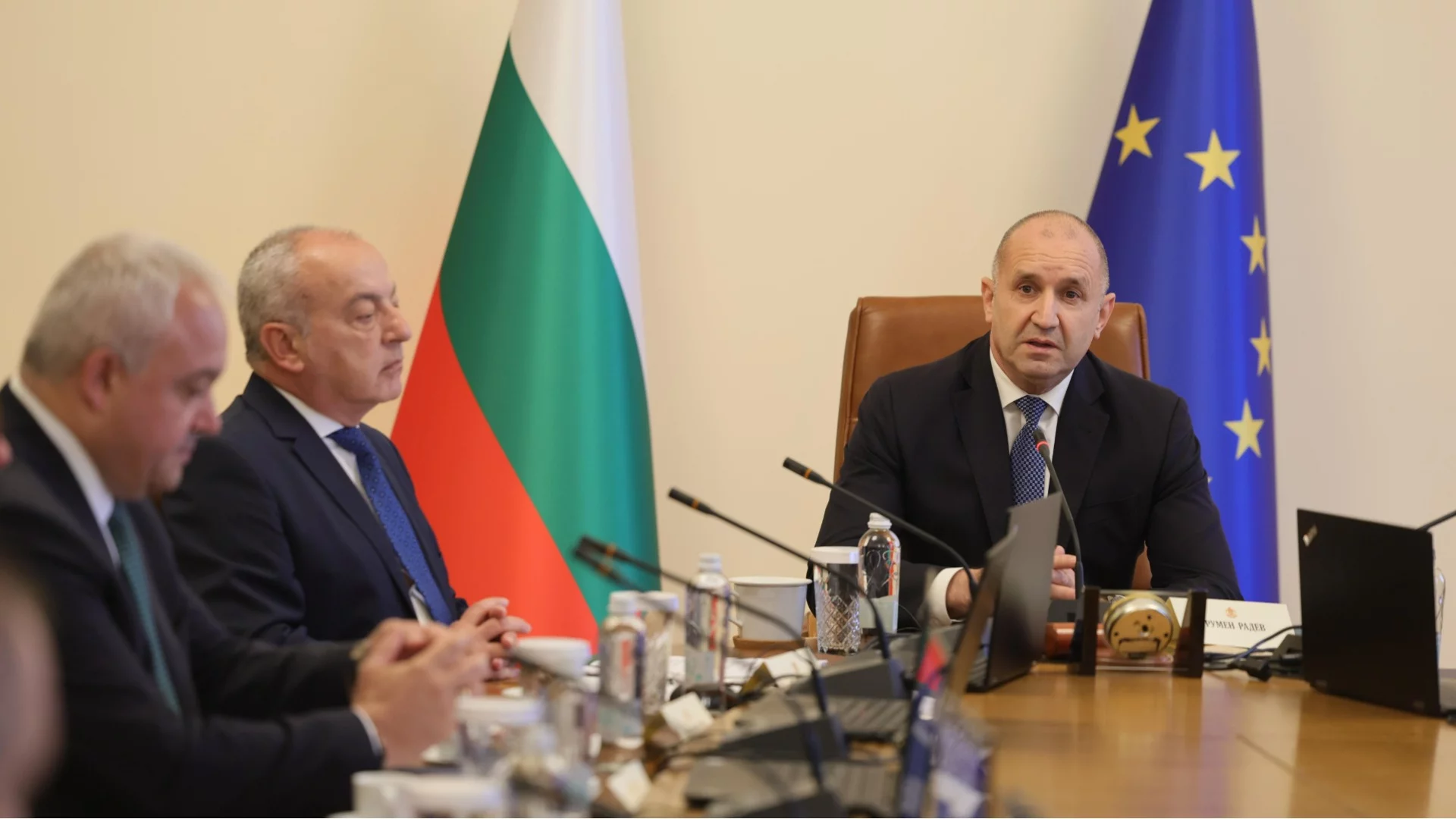 "Ще купуваме ракети за 1 милиард долара, ще режем майчинството и ще намаляваме пенсиите" - нищо от това не е вярно