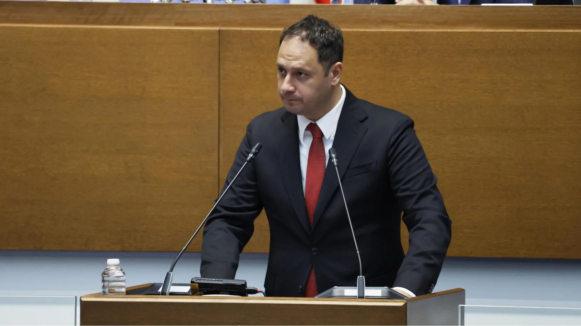 Управляващите с пълен контрол над ключовите комисии в парламента. Опозицията получи трохи