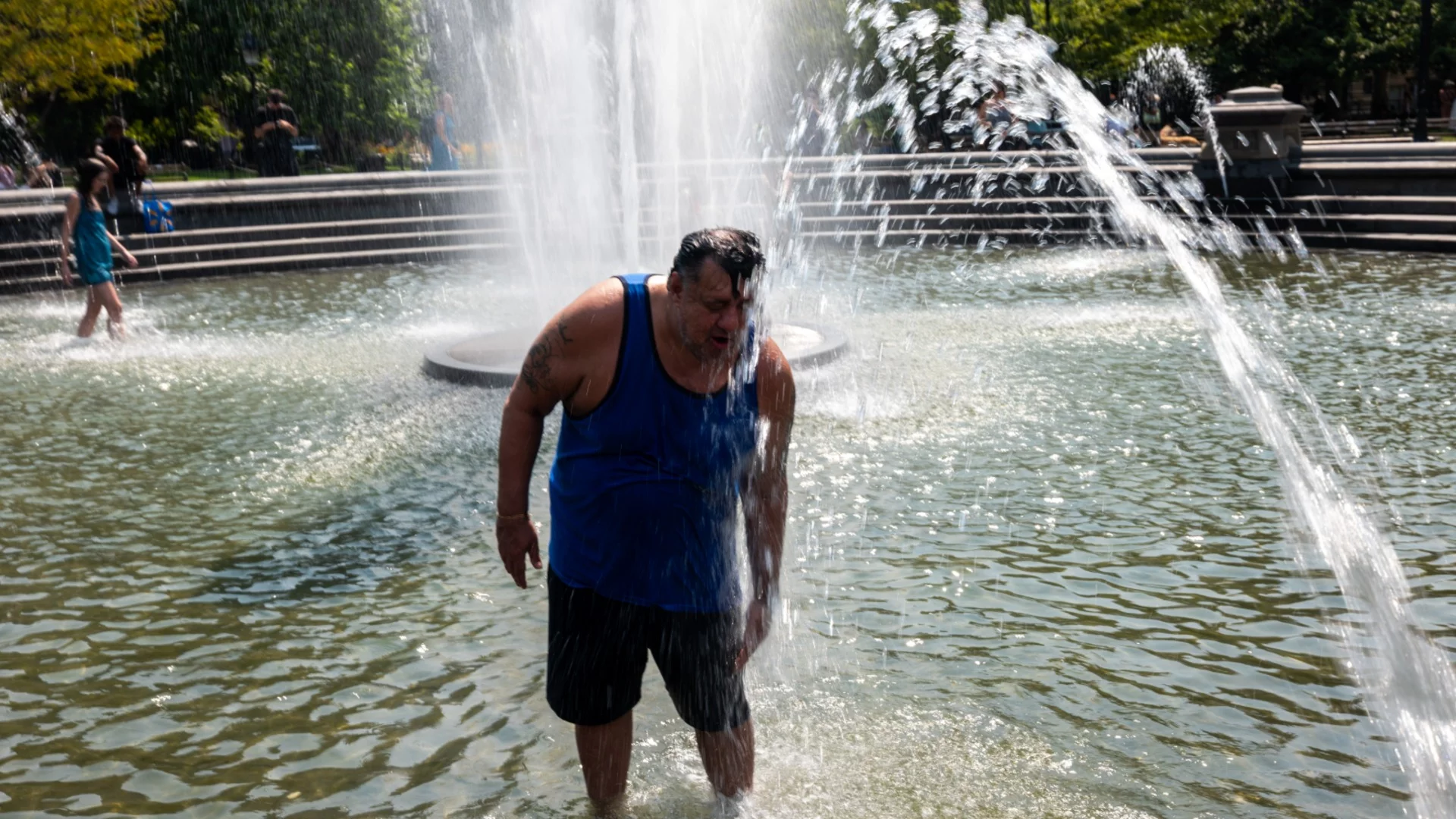 Вълна от убийствена жега връхлита до България: 40°C през юни
