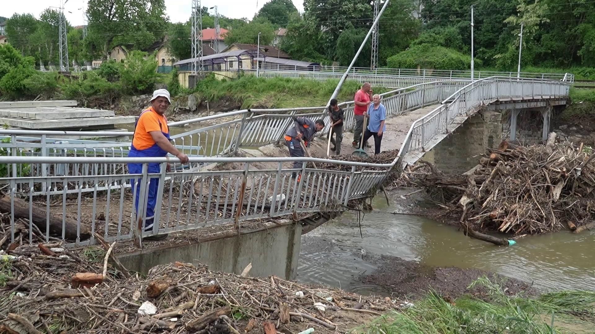 След водната стихия: Армията помага на пострадалите в Сливенско