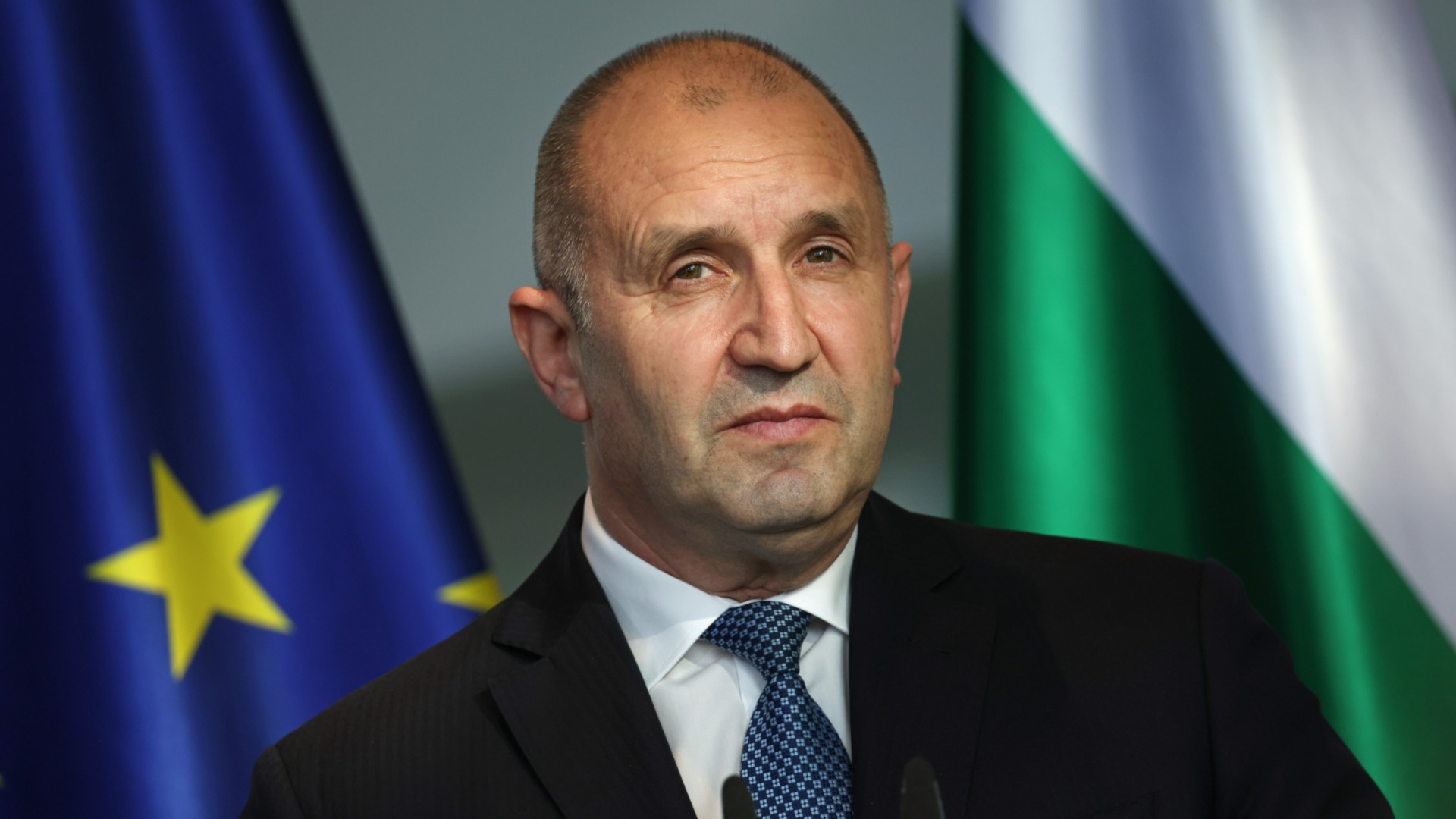 ДСБ с резолюция: Румен Радев управлява чрез подчинение и зал
