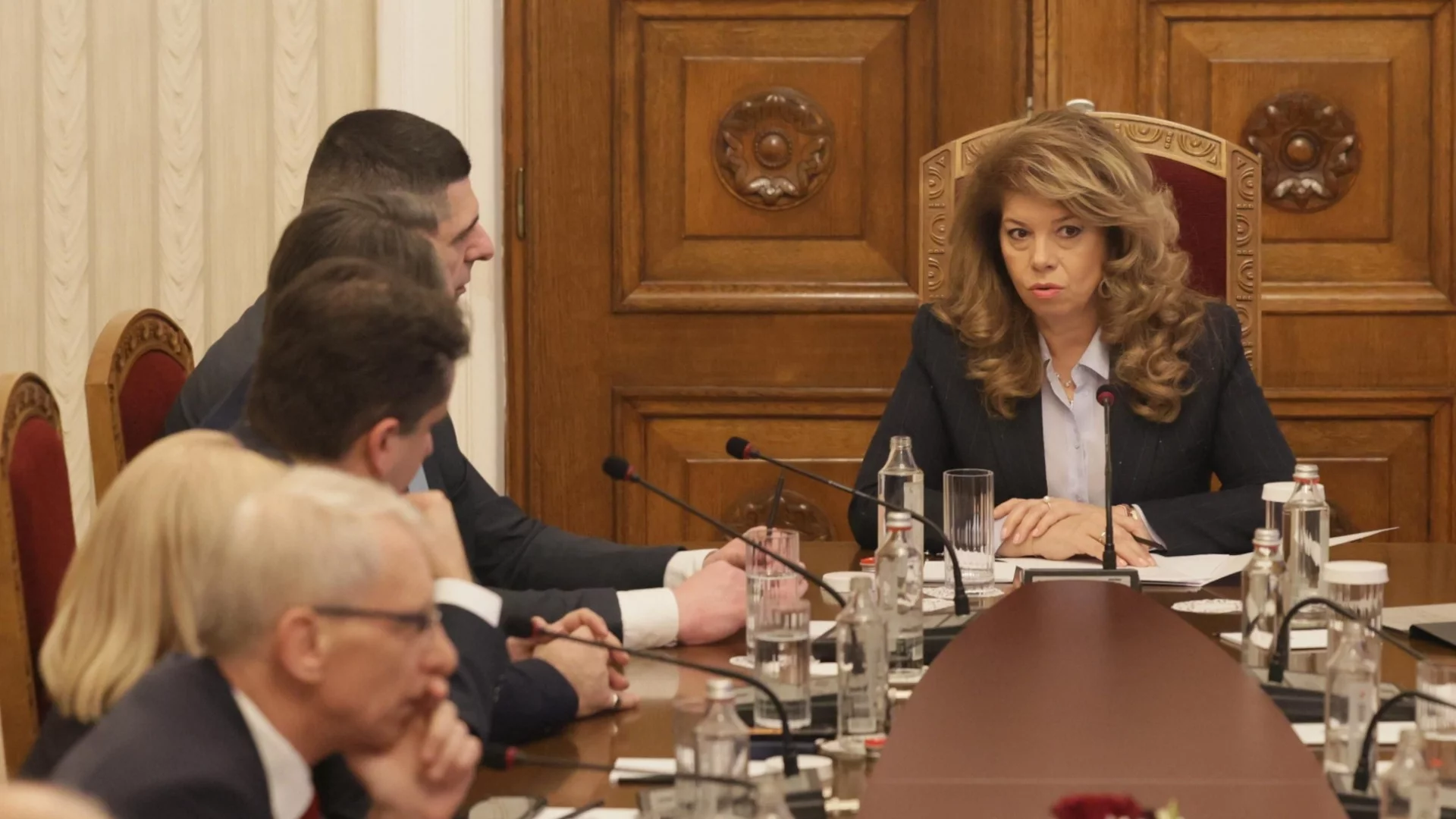 Борбата за новата ЦИК: Йотова отказва да промени броя партийни квоти, подаряващи още власт на ДПС