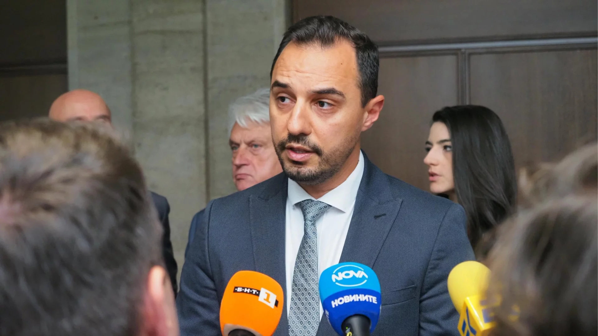 "Стратегическа грешка с тежки икономически последствия": Депутати от ПП с остра критика за обявеното спиране на оръжията за Украйна