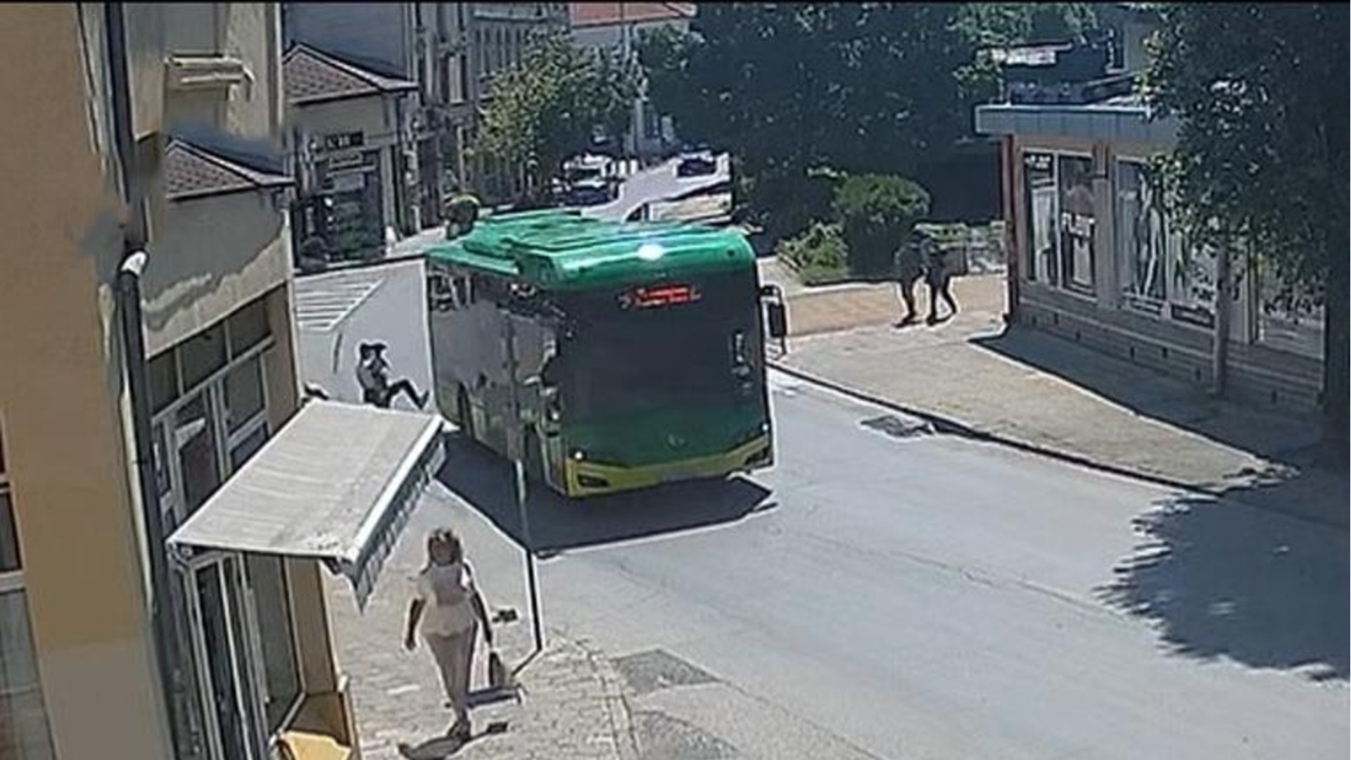 Мъж с малко дете на ръце ритна електробус и постра