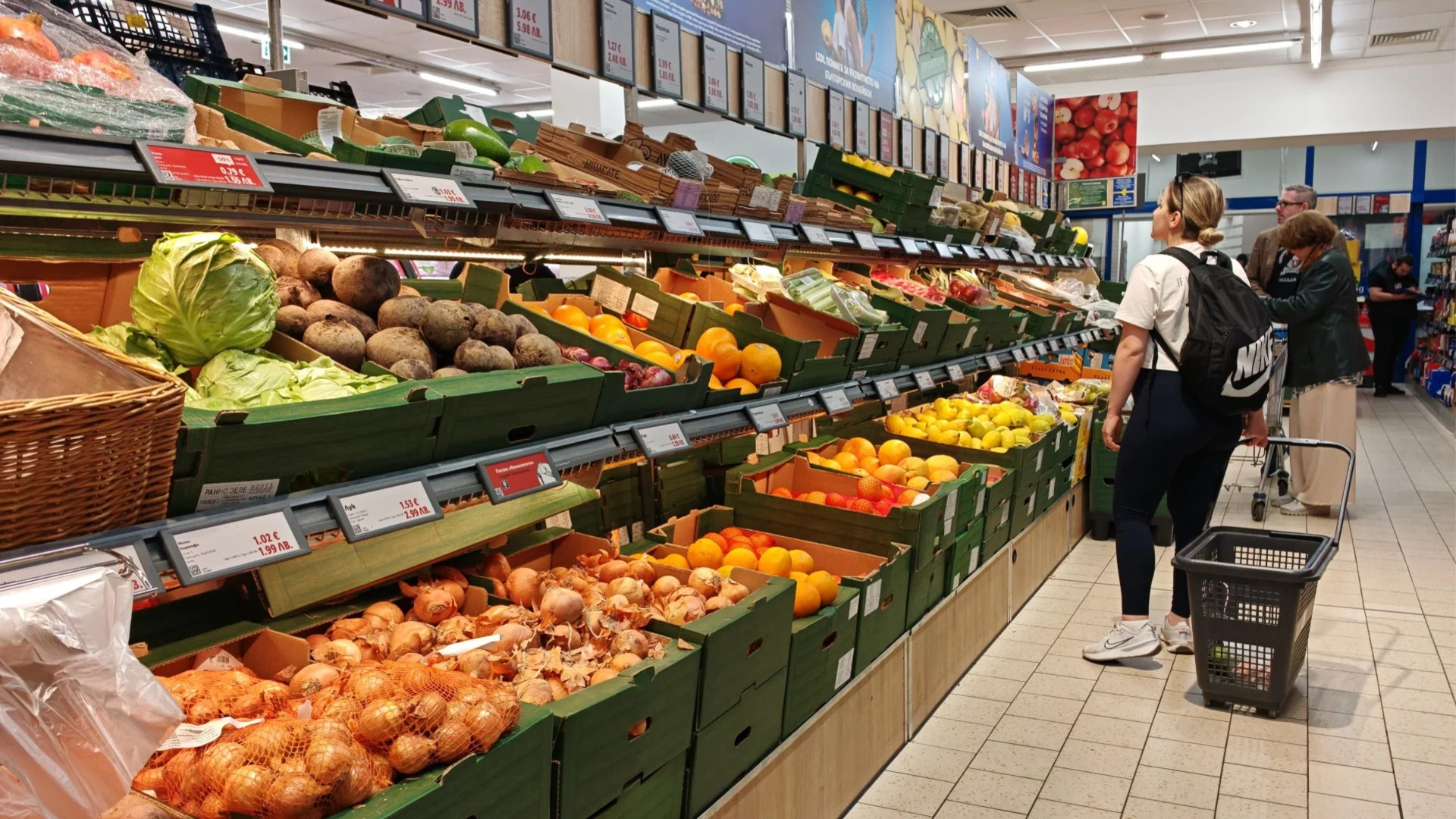 Министър Абровски заплаши с проверки при злоупотреби с "Кошница с грижа"
