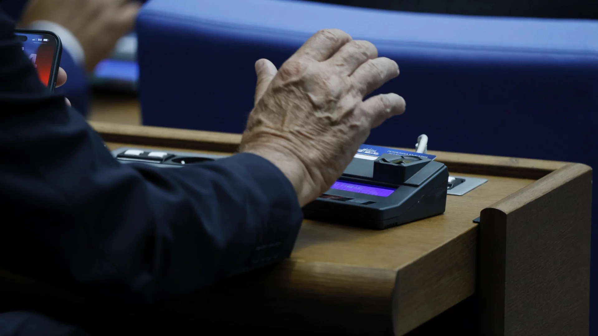 Без дебат и за минути: Депутатите си замразиха заплатите