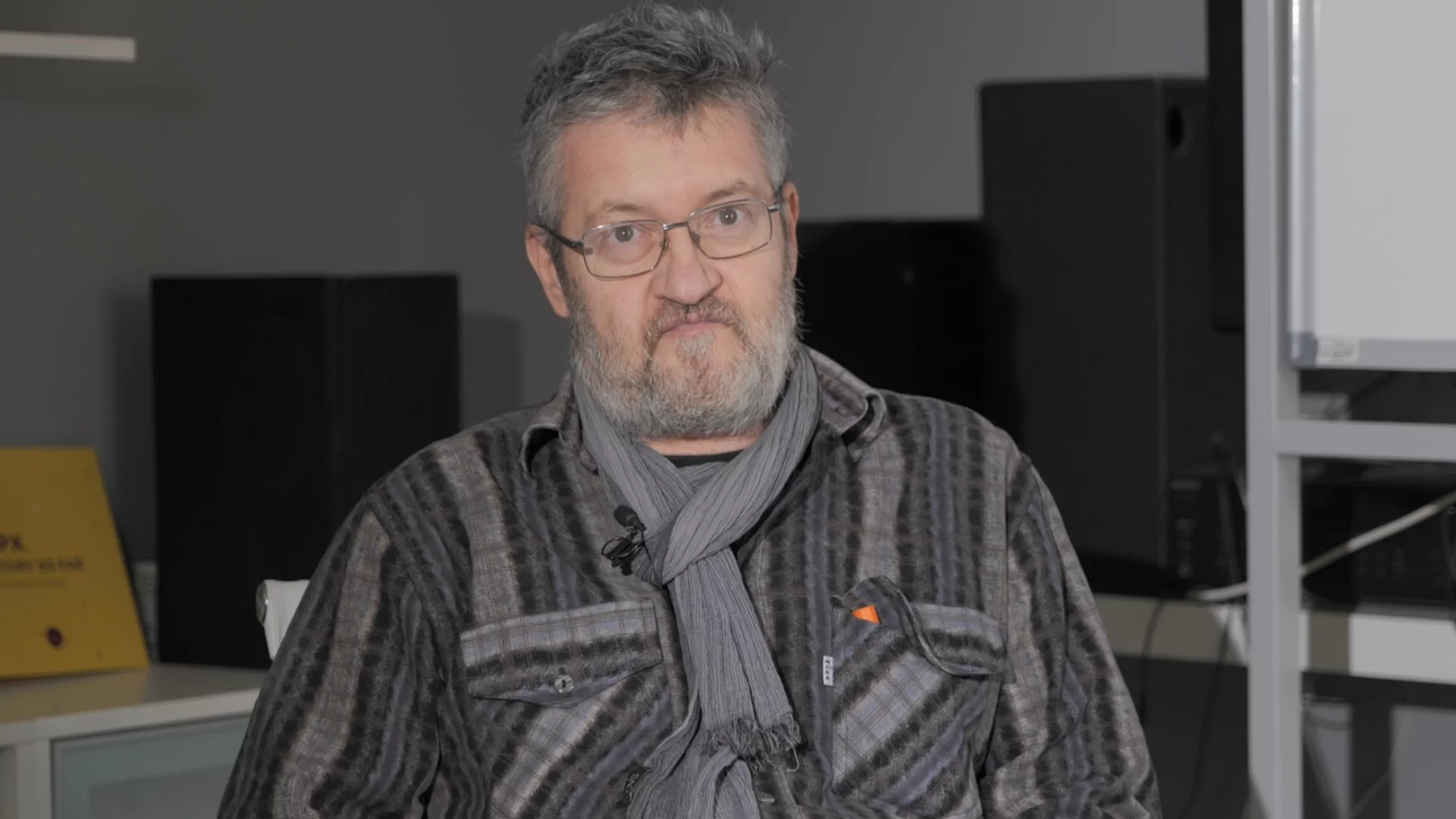 Моля, ако забележите някакво опозиционно действие, или просто говорене от Борисов и Пеевски спрямо антиевропейската политика на Румен Радев, незабавно ме информирайте