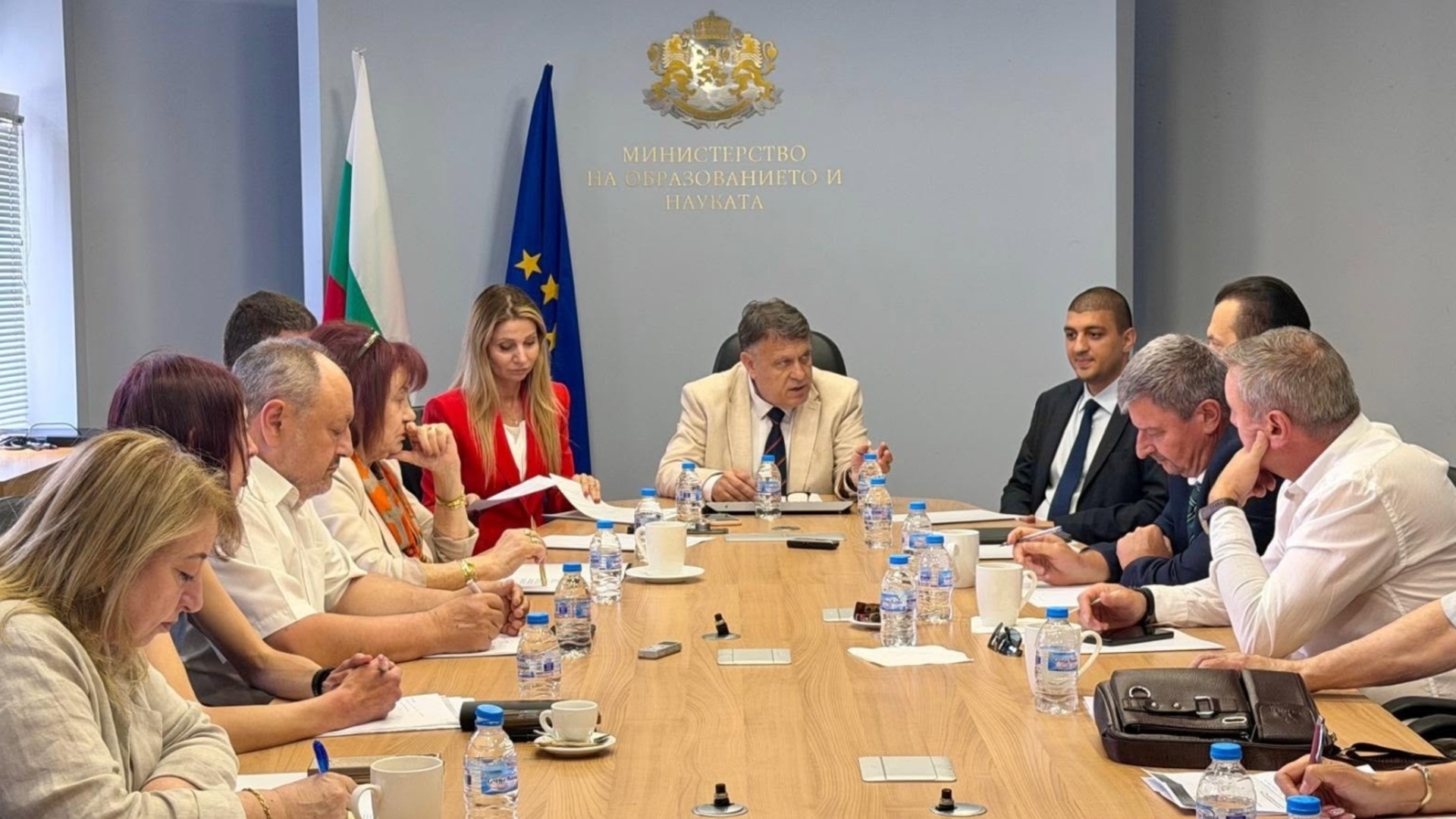 МОН моли МФ да не се режат парите за образование: Министърът