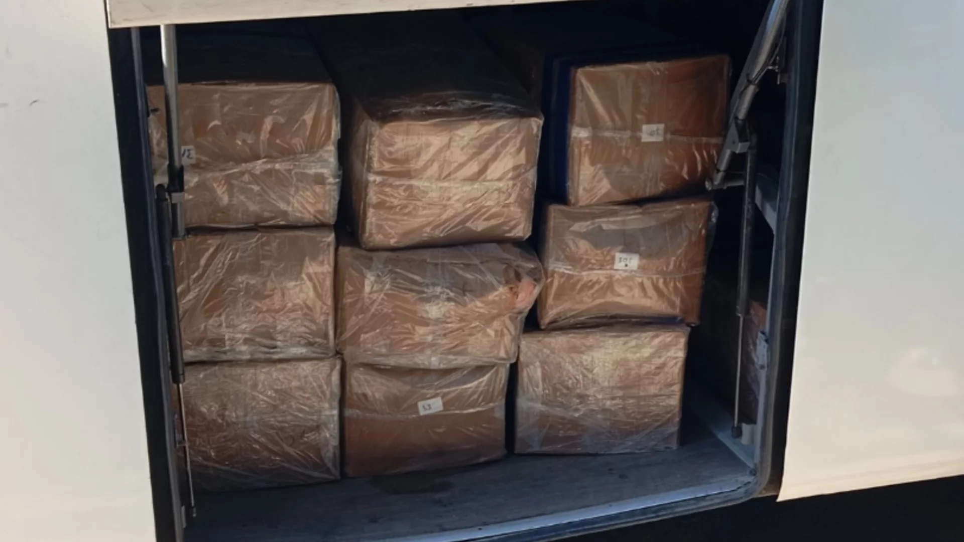 Скрити в автобуси, хванати на границата: БАБХ иззе над 2 т животински продукти