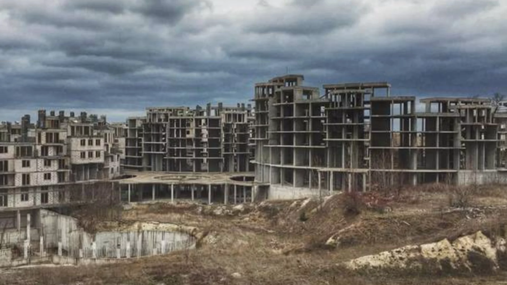 Коста дел Кроко: Призрачният бетонен град край Царево, тънещ в разруха