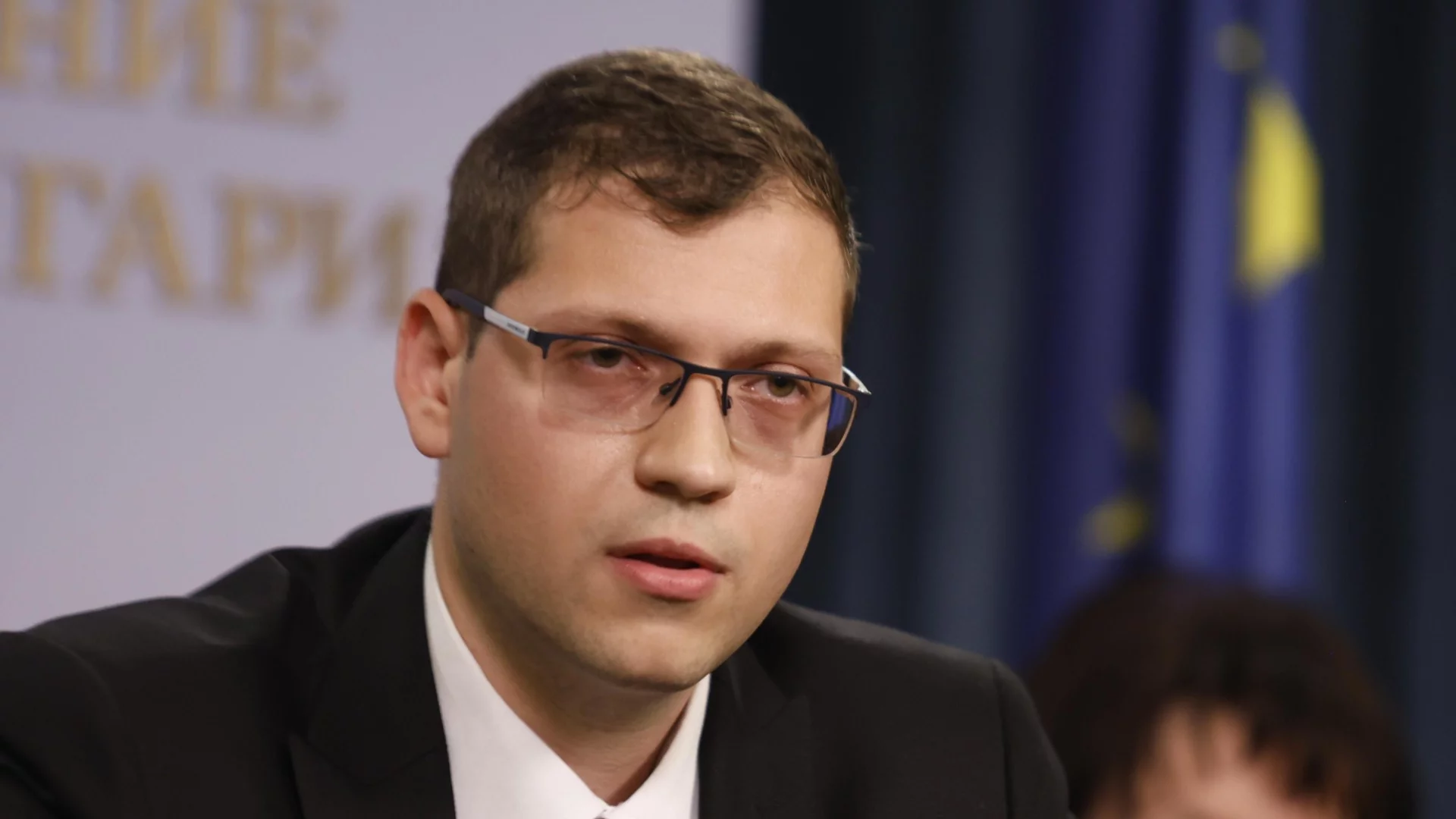 "Не посягаме на училищата": Властта оправда с бюджета изземването на парите на държавните училища