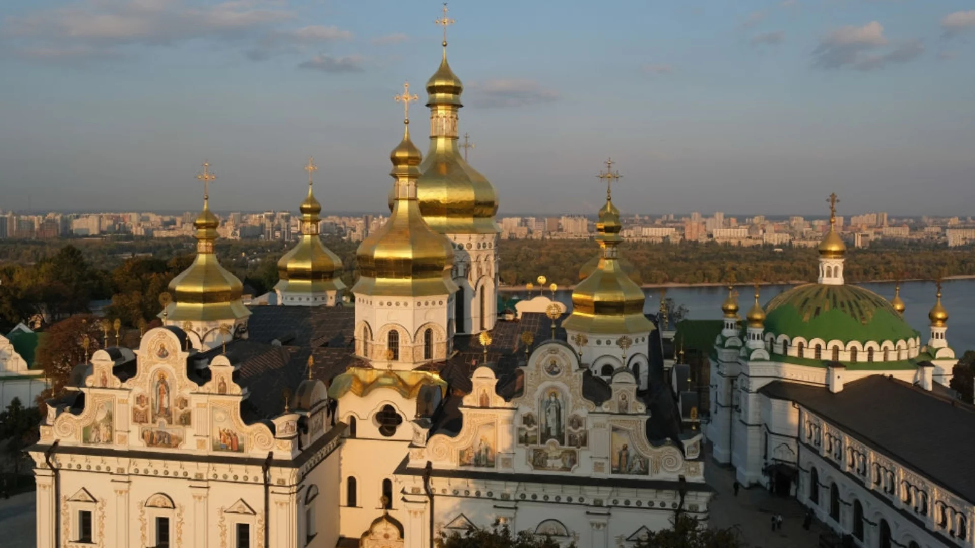 Русия подпали с ракети Киево-Печорската лавра, Украйна удари до Москва и в пристанище "Кавказ" (ВИДЕО)