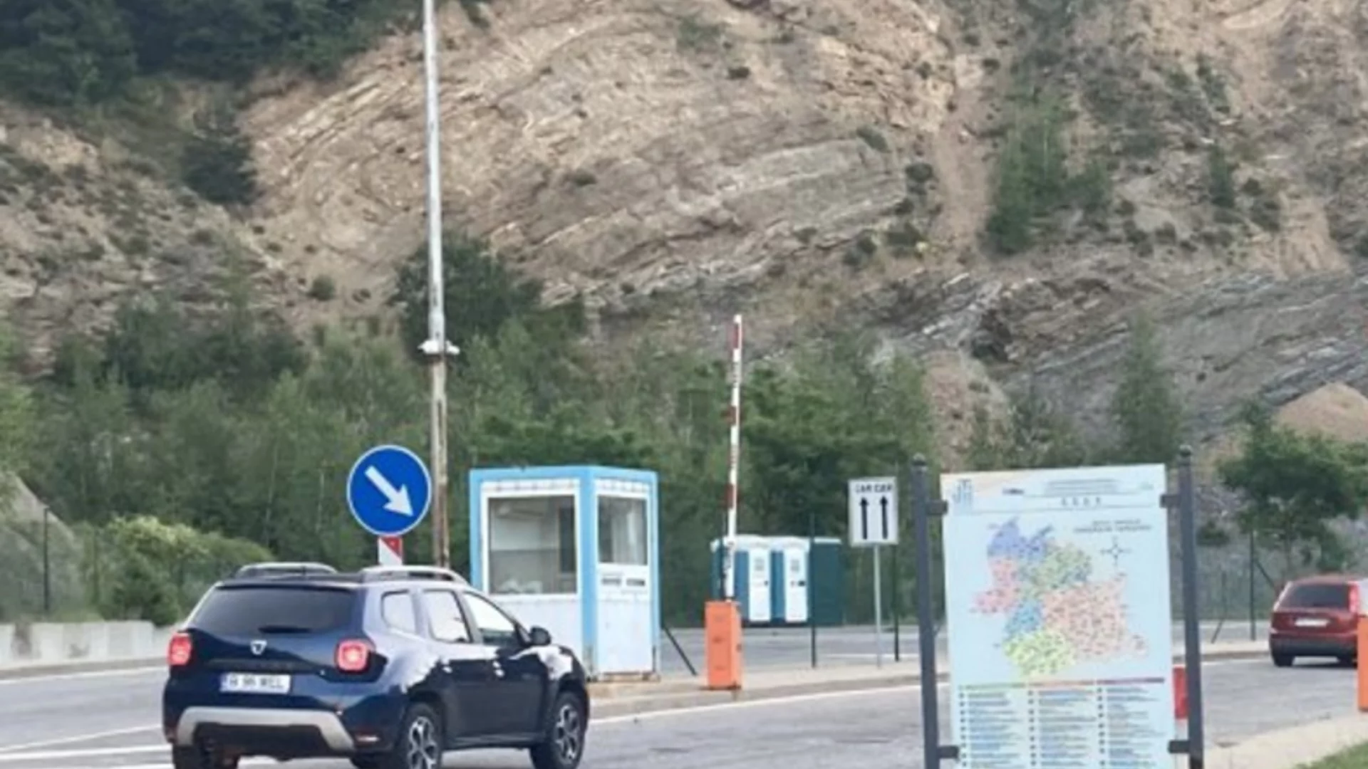 Срив на граничните системи в Гърция: Потърпевши са туристите от Балканите