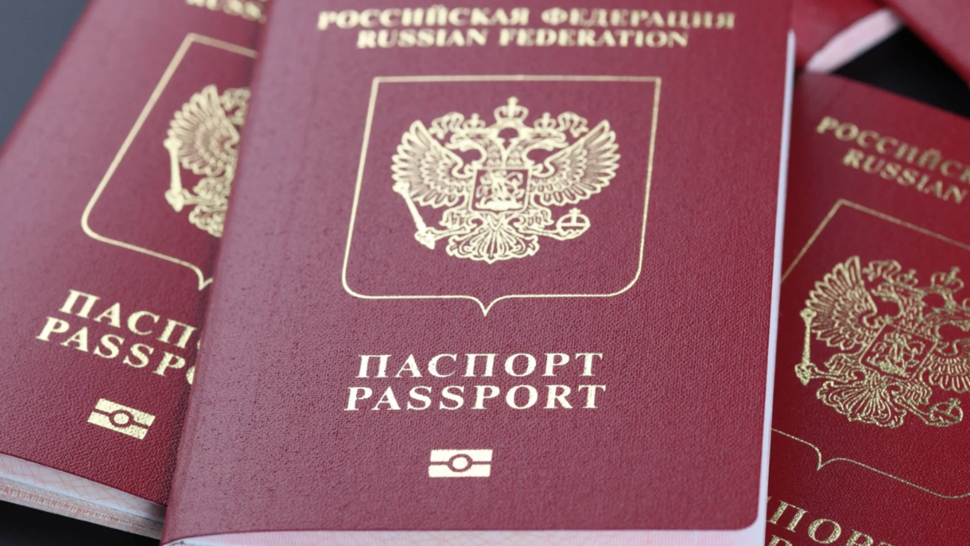 ИИ подведе руски туристи: Закъсаха на летището
