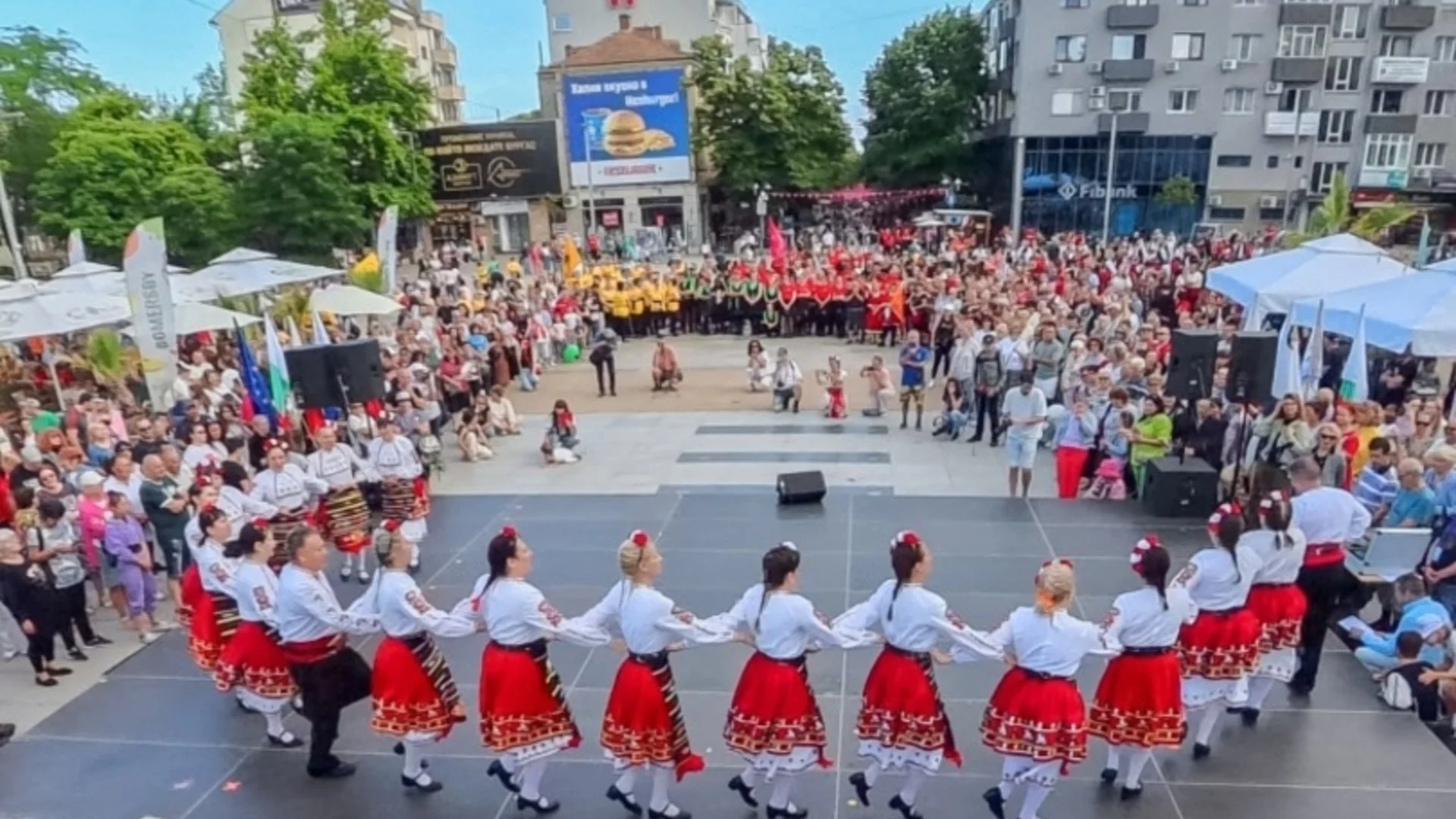 "Хоро край Лазурния бряг" изпълни площада на Бургас