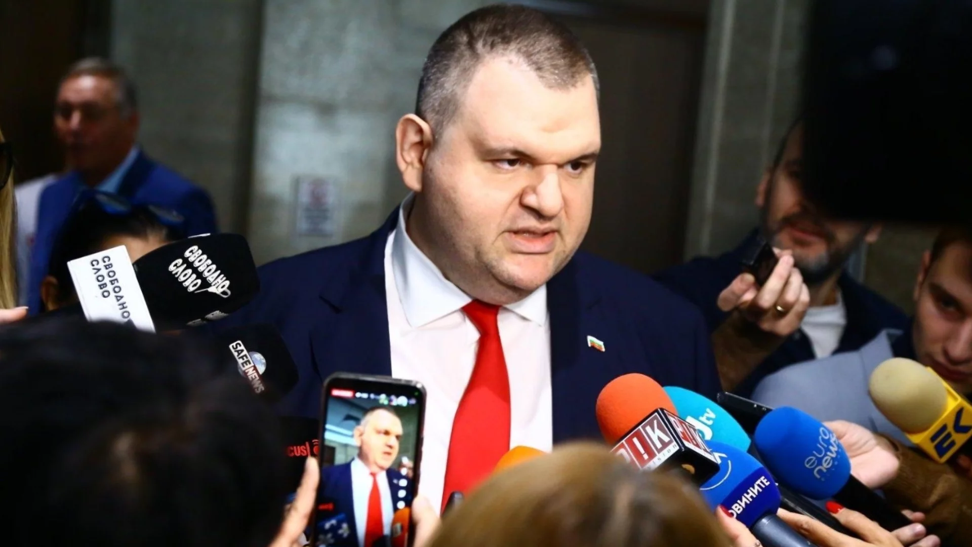 Пеевски поиска прокуратурата да го опази от Демерджиев