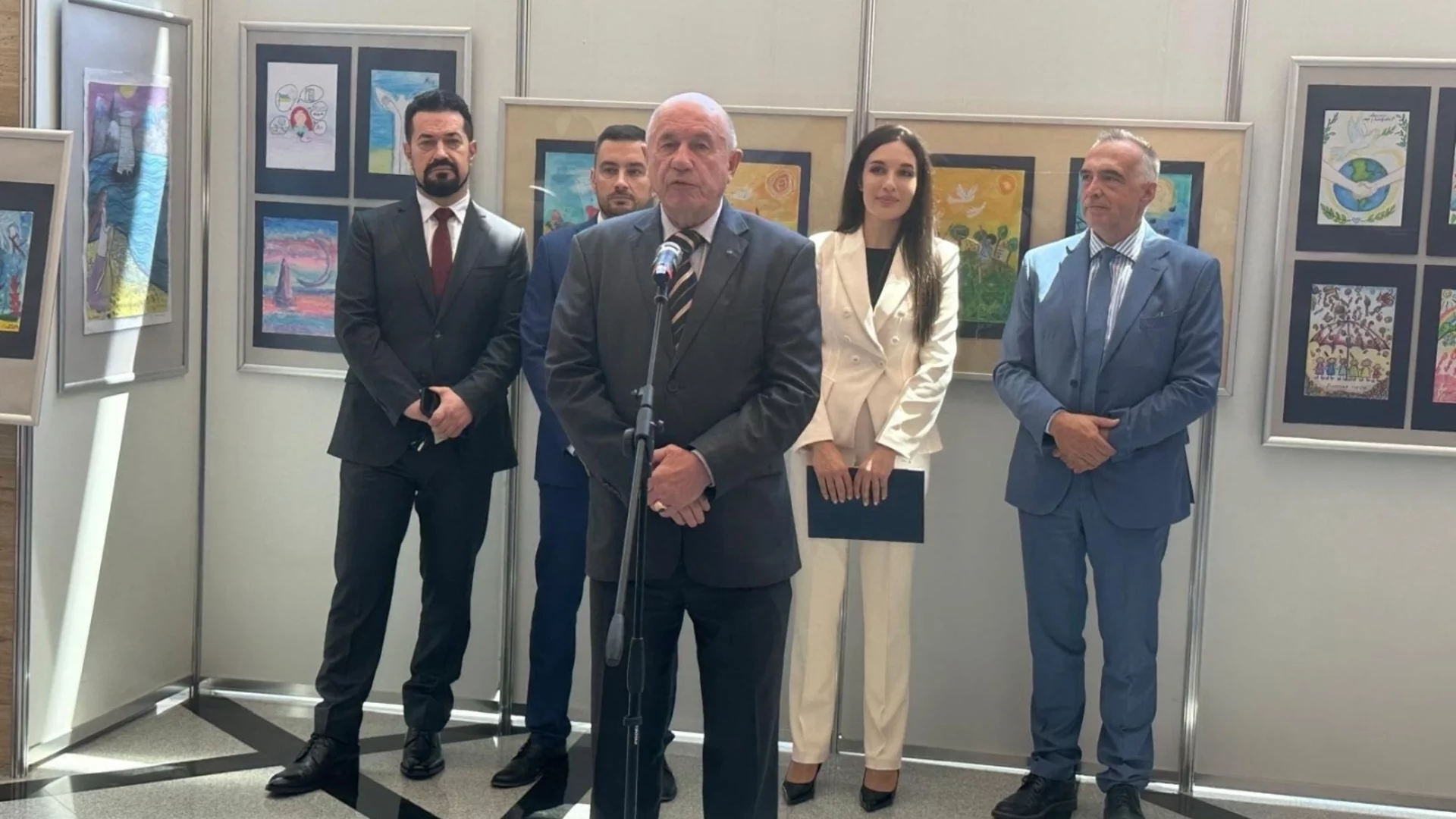 Народният представител от "Прогресивна България" Александра Вълчева и председателят на ДАБ Иван Иванов към децата бежанци: Не спирайте да мечтаете (СНИМКИ)
