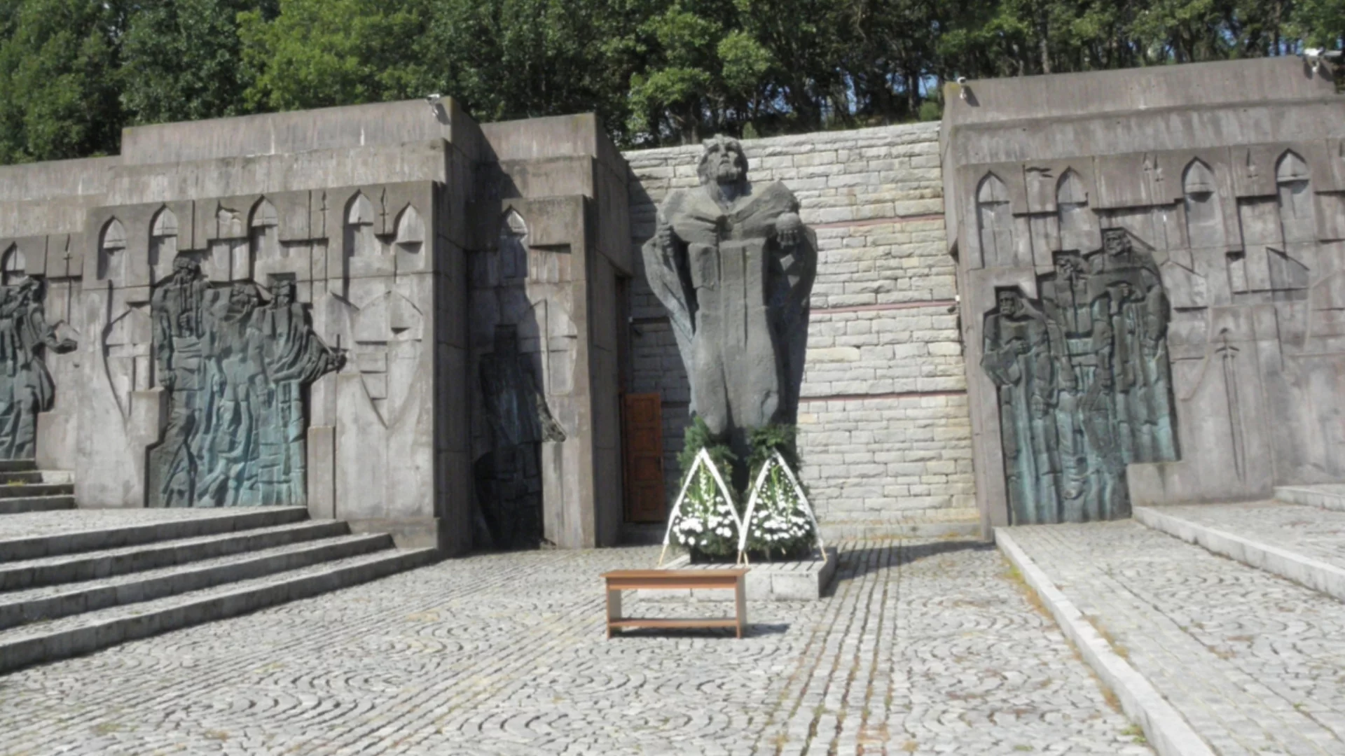 "Фалшификация" на историята, но има промени в учебници както иска България: Македонският път към ЕС
