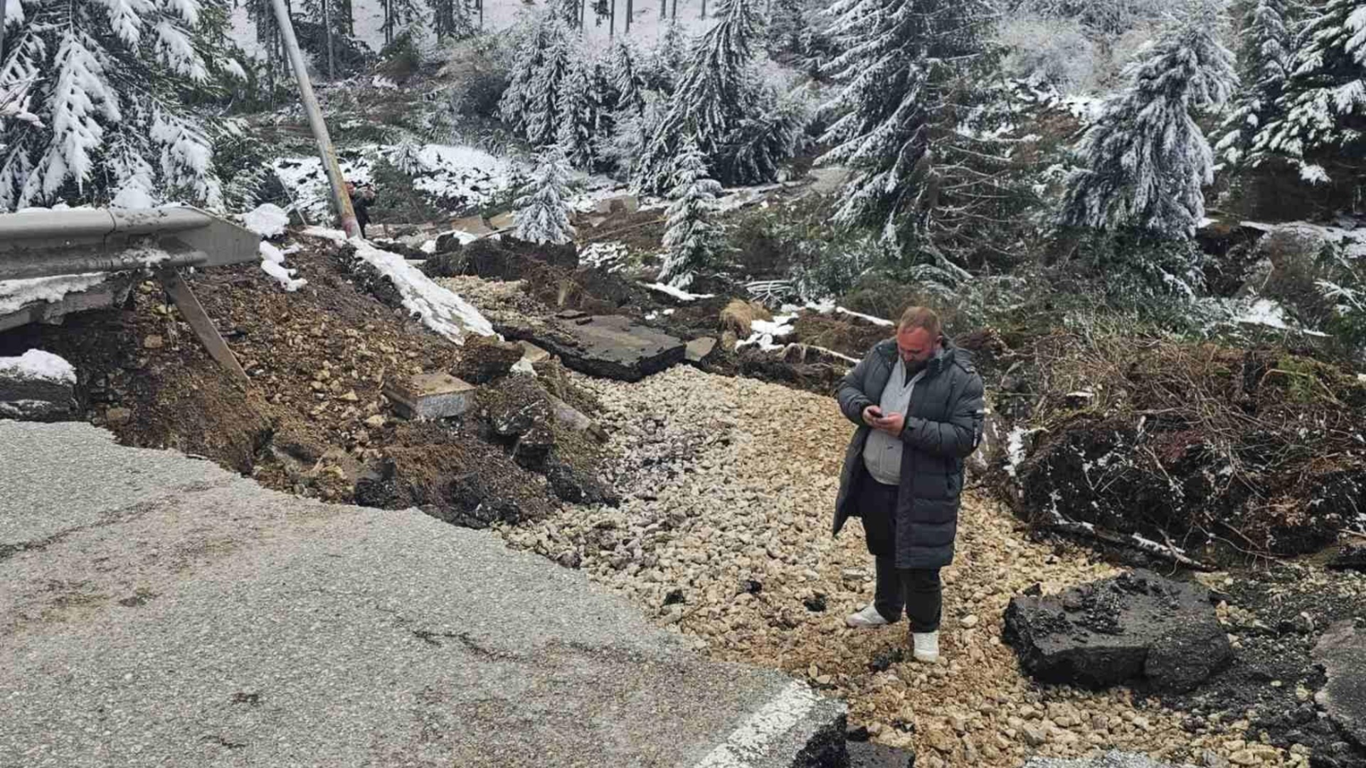 Наши и международни експерти започнаха проучвания на свлачището по пътя Смолян - Пампорово