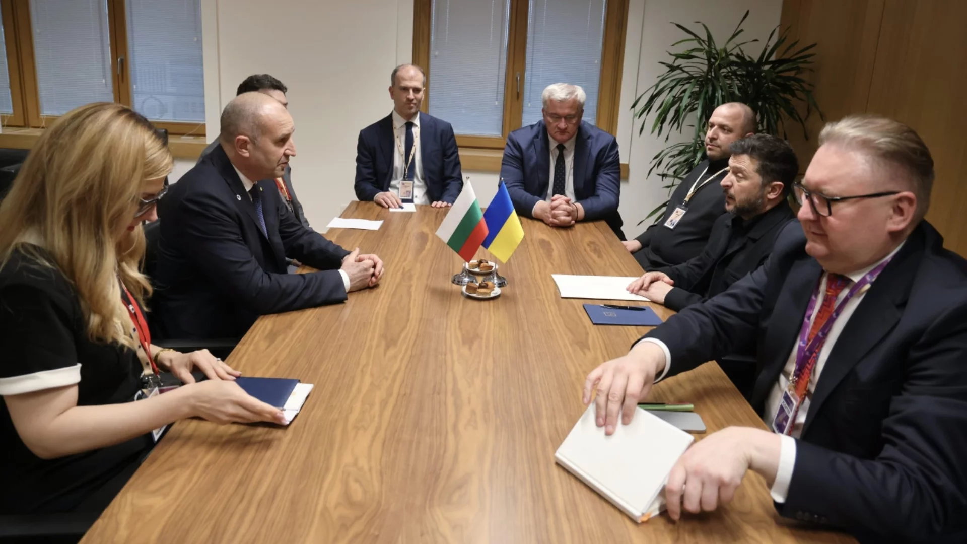 Радев не се опъна открито на Зеленски: Мурзилка, но не смела