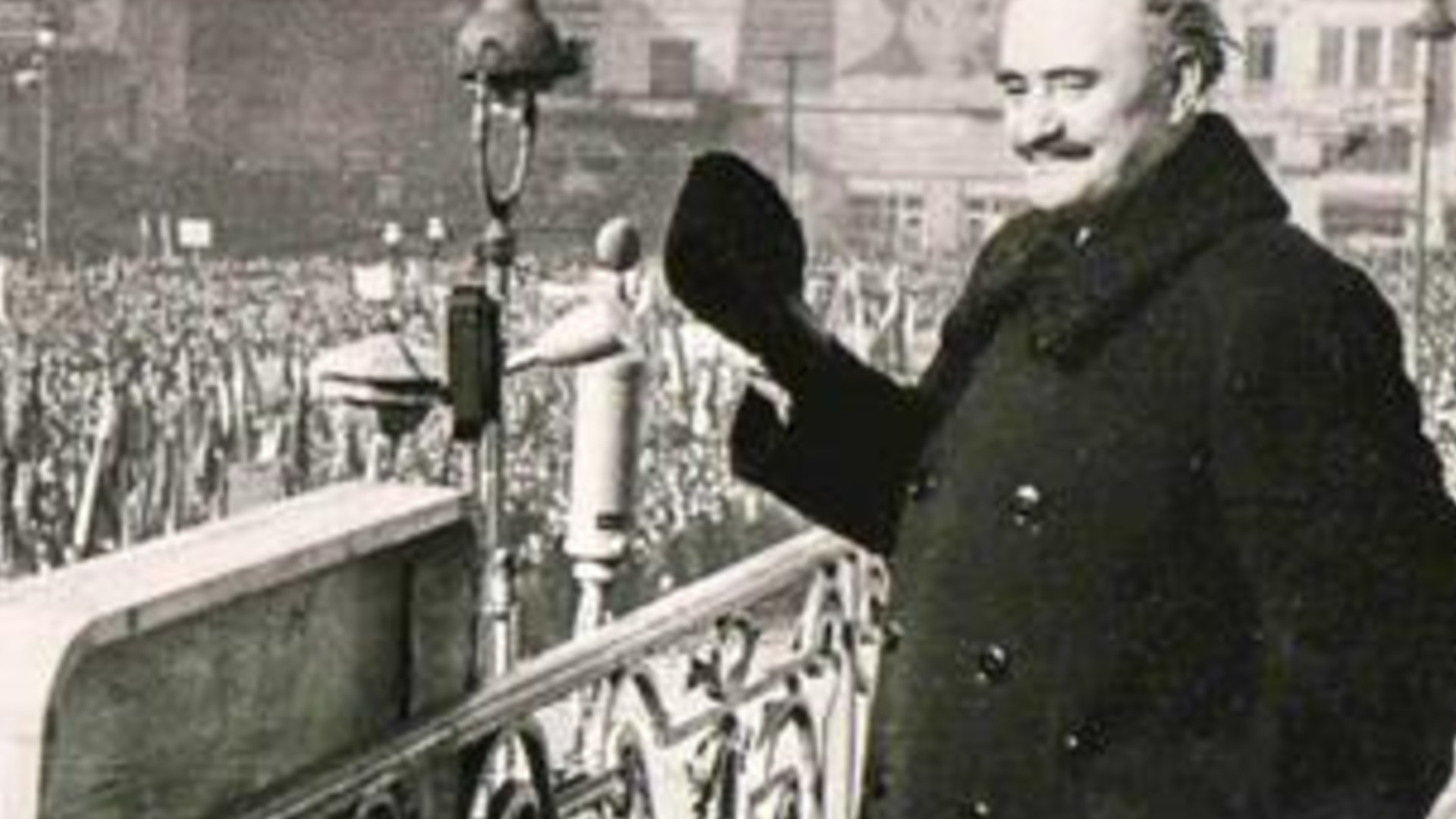 12 юли: Създадена е Българската гвардия. Георги Димитров се обявява против насилствената "македонизация"