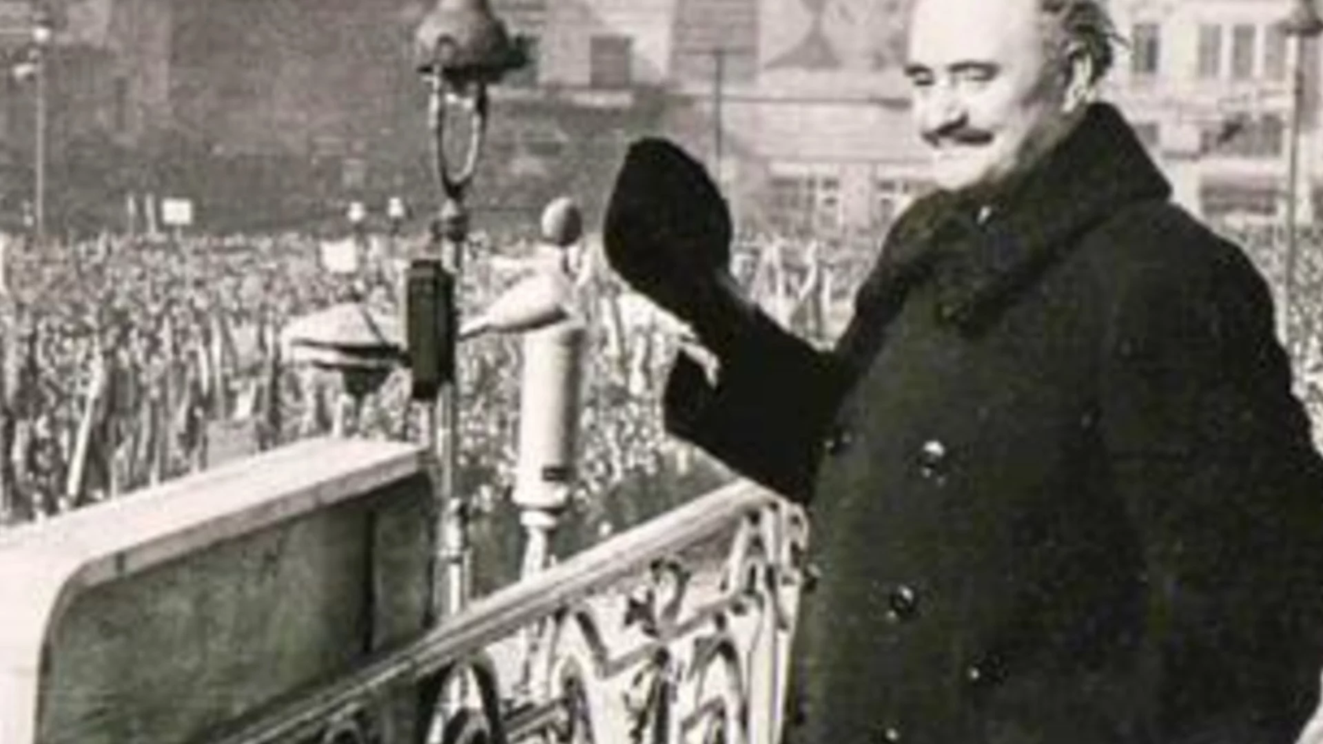 12 юли: Създадена е Българската гвардия. Георги Димитров се обявява против насилствената "македонизация"