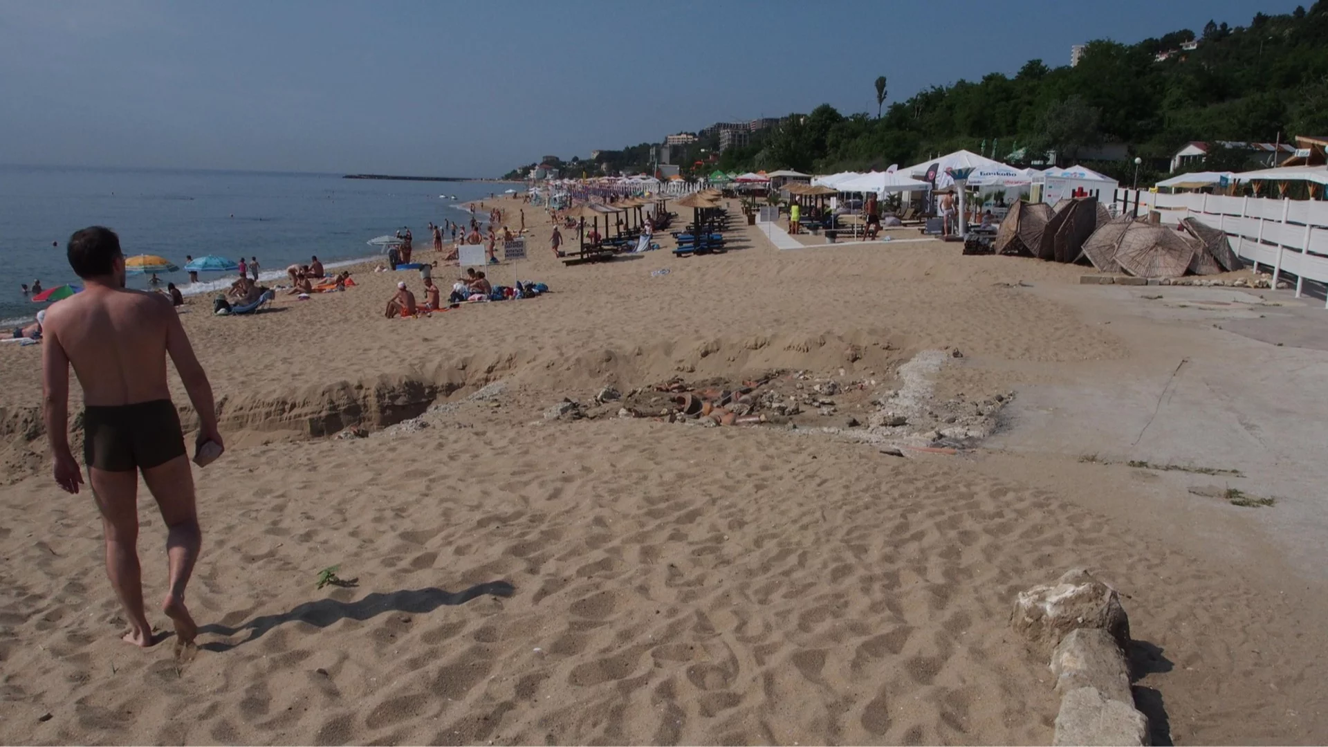 Стрелба и намушкване на плаж във Варна, двама са с опасност за живота