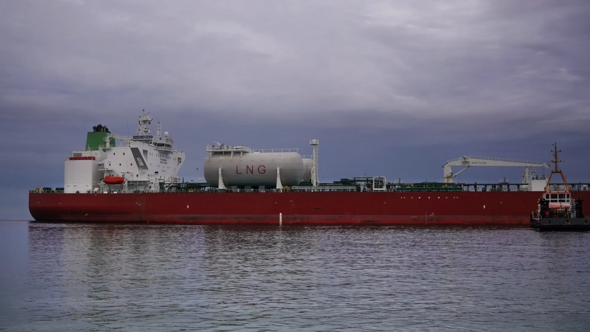 Взрив в най-големия в света обект за износ на втечнен газ, десетки са ранени или в неизвестност (ВИДЕО)