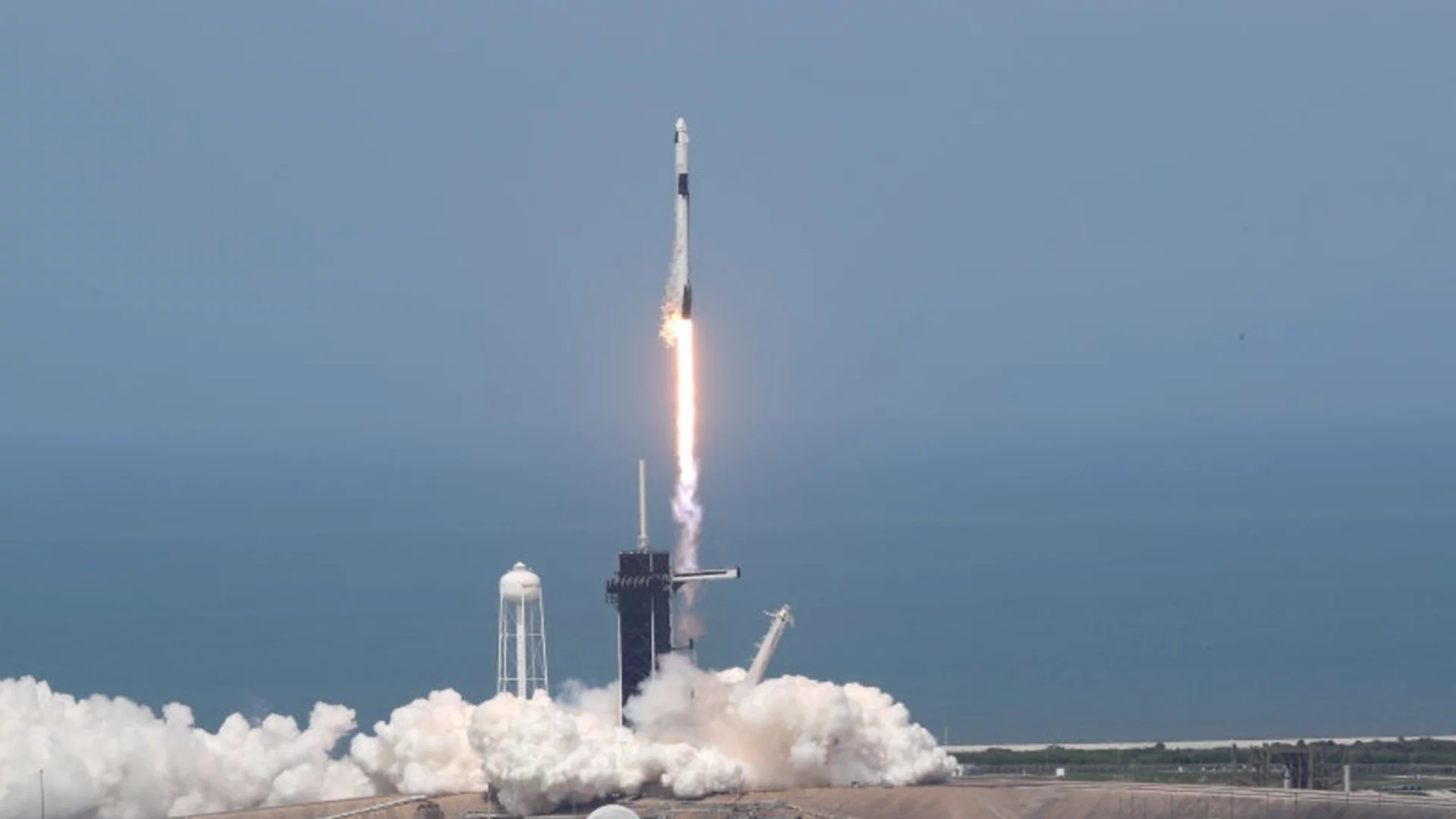 SpaceX изпрати секретния космически кораб Starfall в Космоса за първи път: Какво е известно
