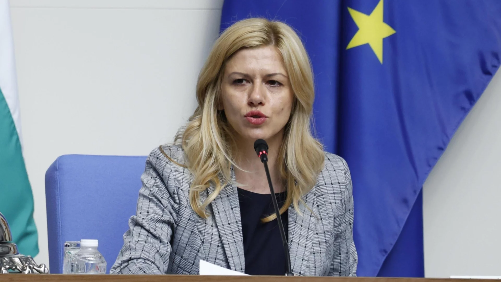 "Не подлежи на договаряне": Доцова е порязала Гаши за консенсуса от 2022 и вписването на българите
