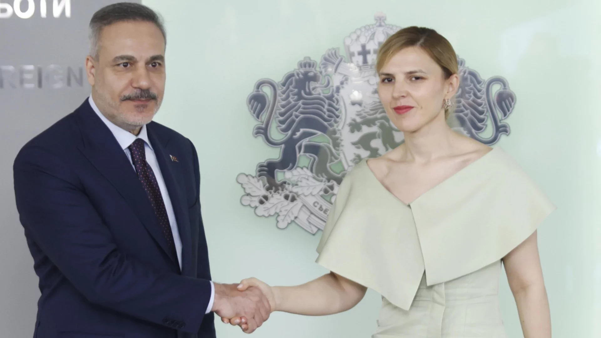 Правото на "себеизразяване" във Външно: Разбира ли министърката ни значението на дипломатическия протокол?