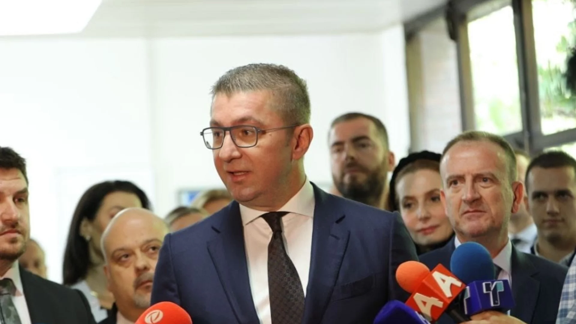 Пътуването на Мицкоски в България: Тревога за семейството или поредната стратегия за прикриване на действителността