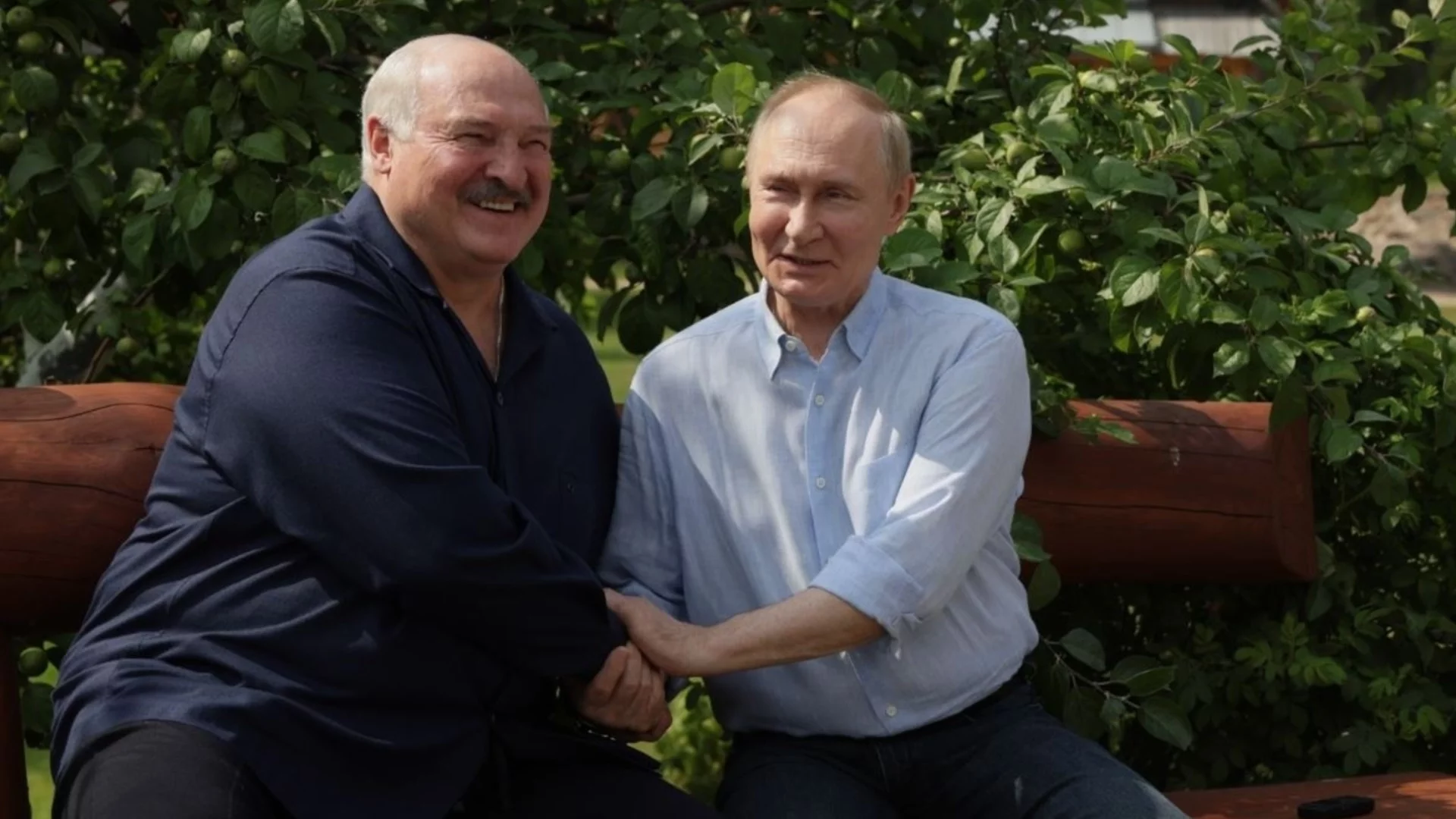 Путин изнудвал Лукашенко с пари, за да вкара Беларус във войната