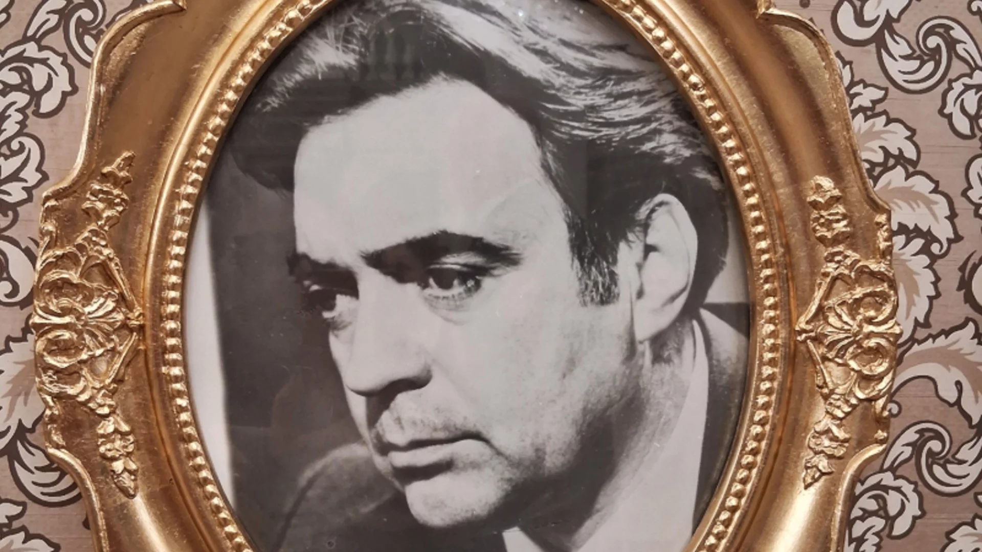 От отличник по право до сцената на Народния: Невероятната съдба на "театралния светец"