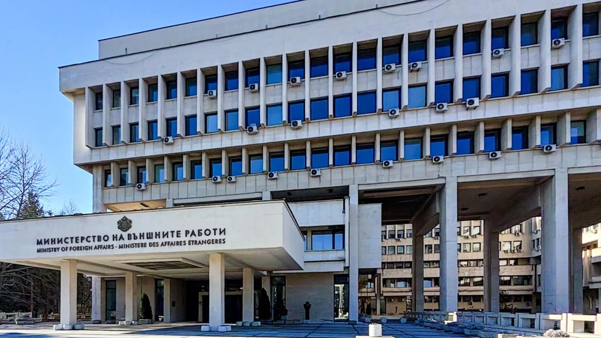 Най-високи изисквания, а най-ниски заплати: В МВнР се чудят защо Радев ги подлага на поголовни съкращения