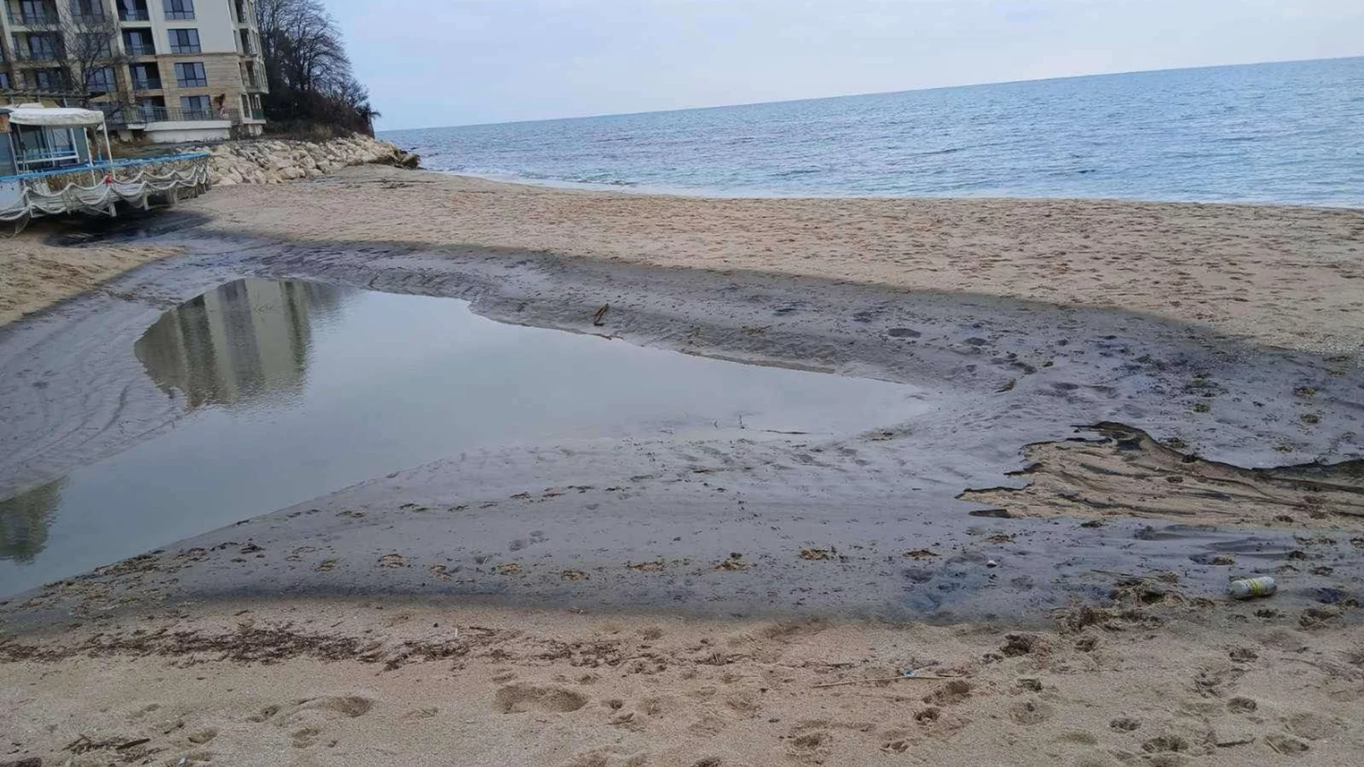 Мазутът по плажовете е "стар": Морска администрация не е засякла сателитни данни за нефтен разлив във водите ни