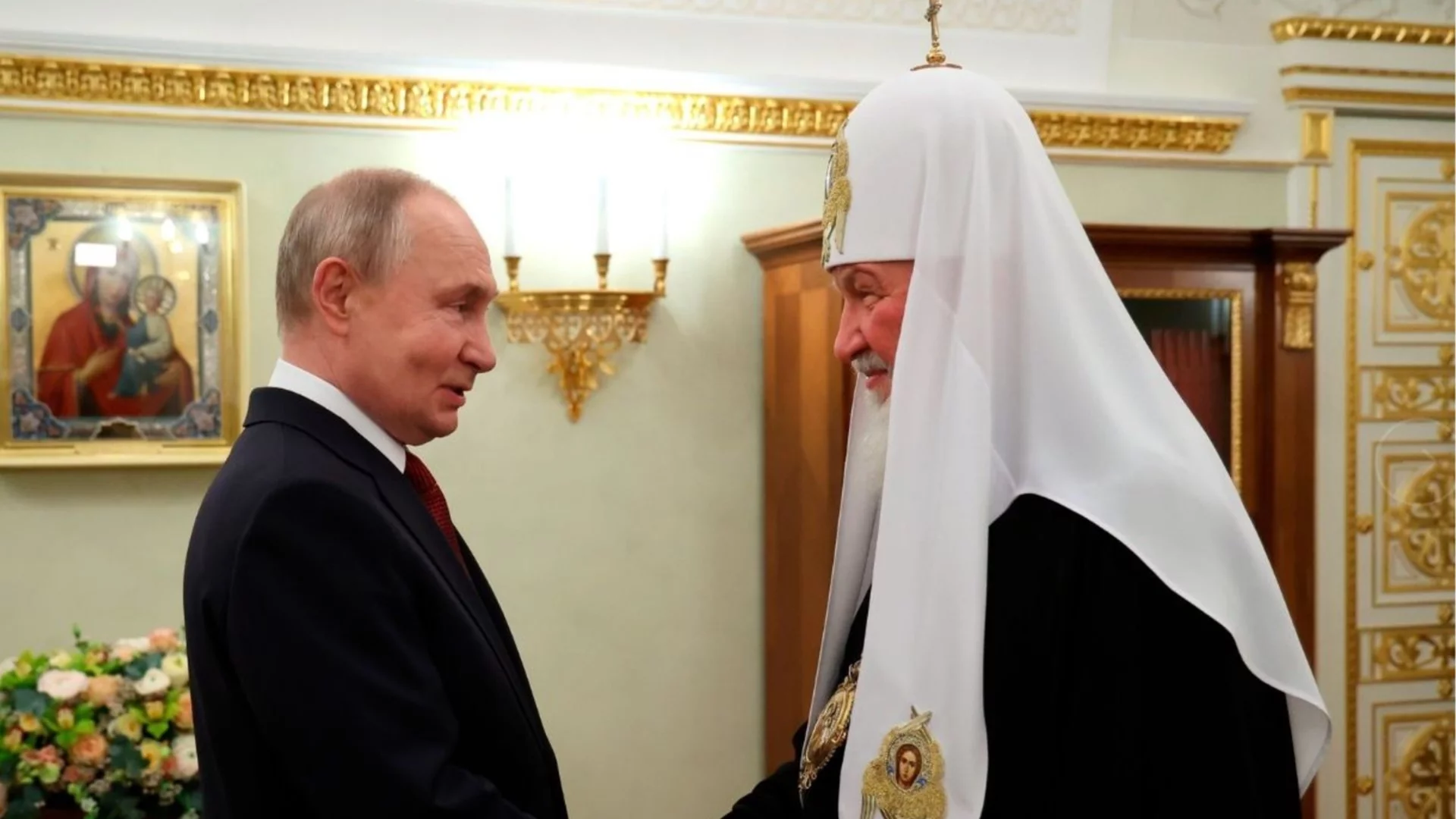 Патриарх Кирил благослови агресия срещу православни. Радев: "Ами, и нашият патриарх освещава българските знамена на армията"