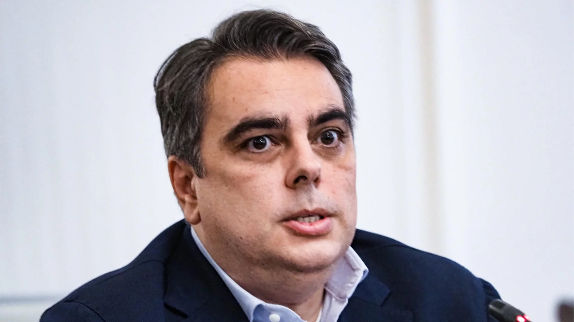 Асен Василев: Бюджетът не става за чеп за зеле, сякташ е писан от олигархията