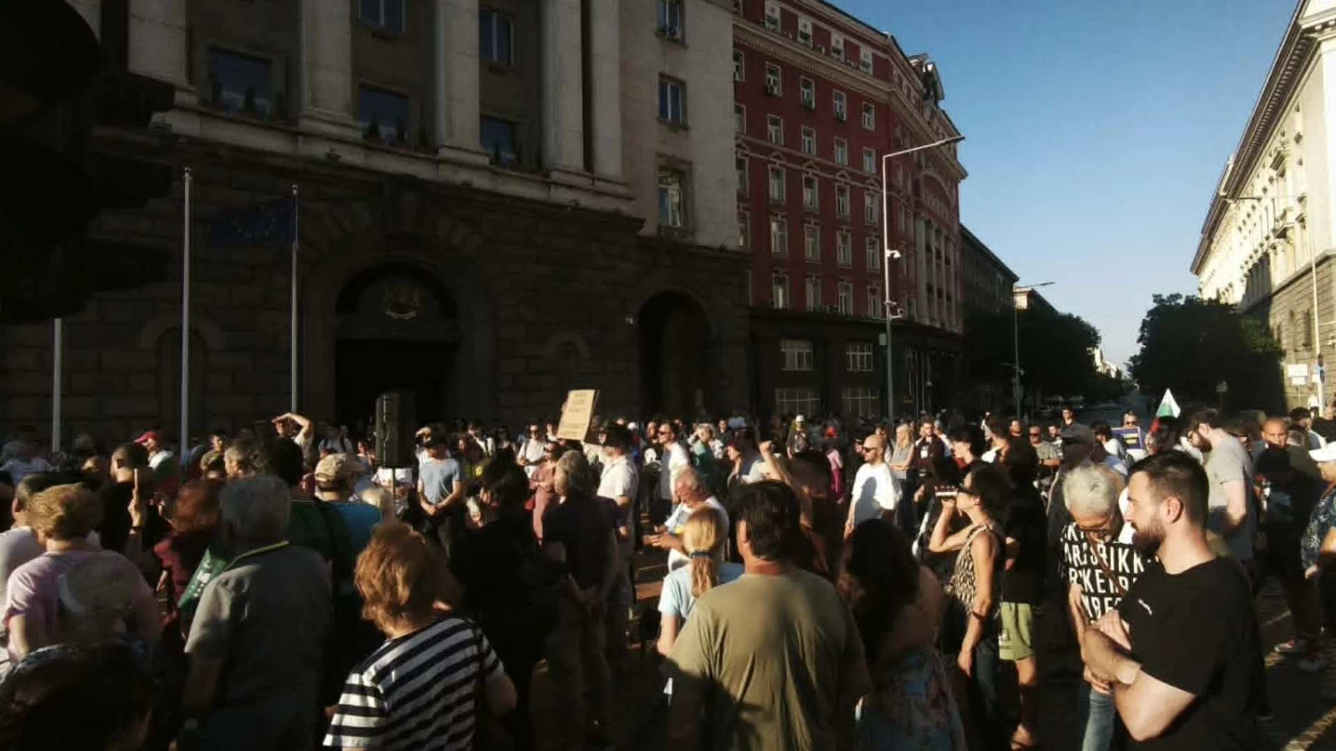 "Какво ще става наесен": През лятото, без партии и реклами, оценка "успешен" за първия протест срещу Радев, задава се нов