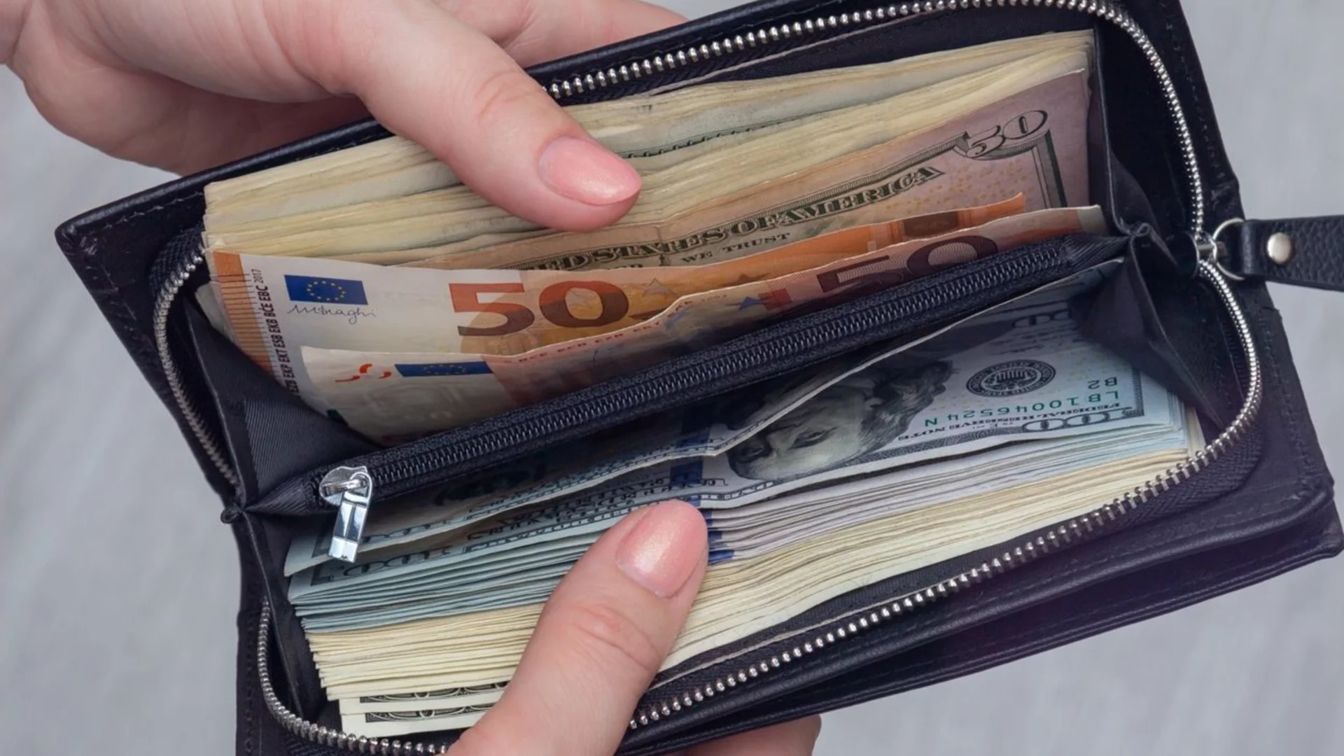 Еврото започна седмицата с променена посока