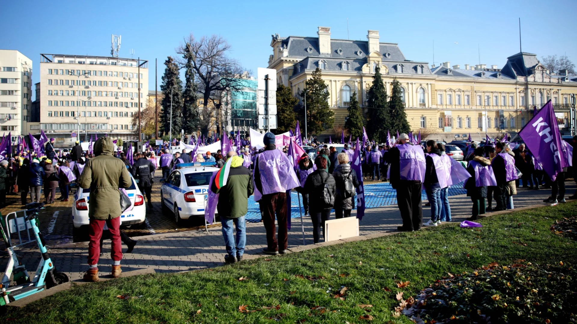 На протест: Държавни служители не искат да плащат осигуровки и да им намаляват заплатите