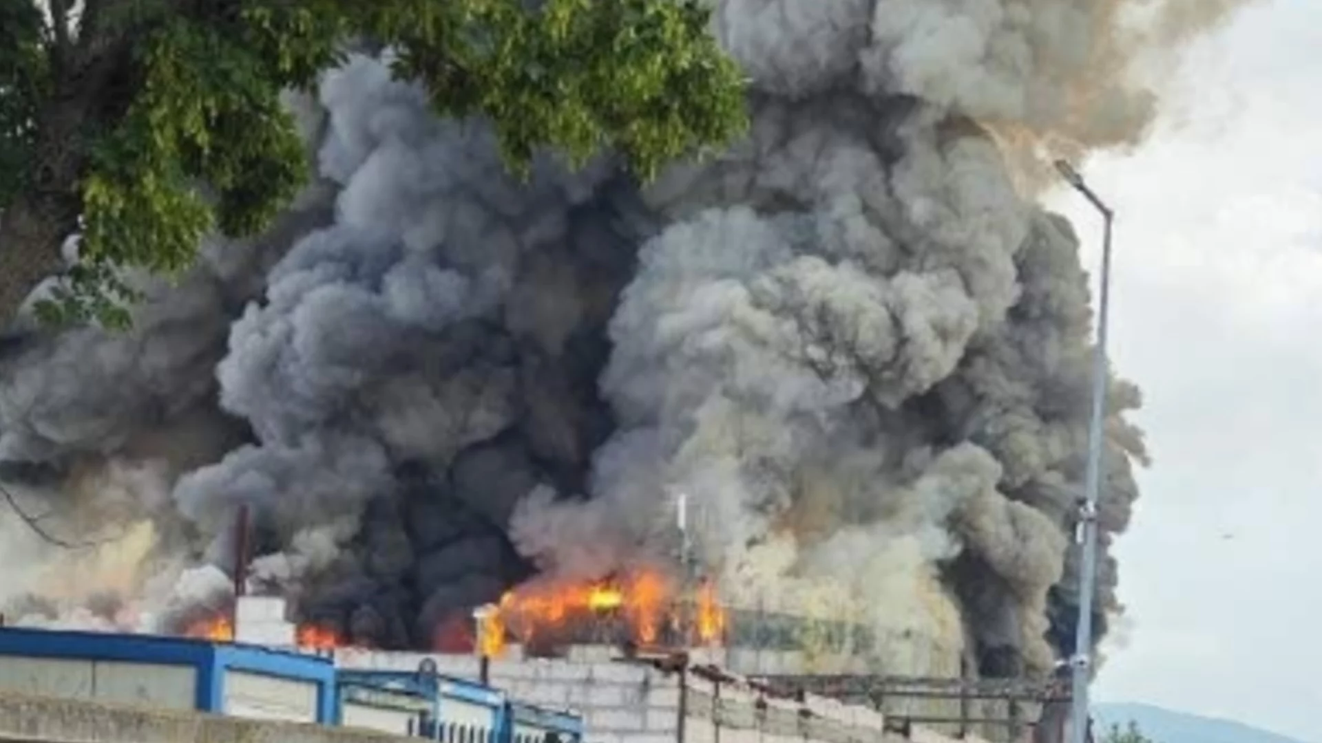  Голям пожар избухна в халета на "Екобулпак", гори пластмаса (ВИДЕО и СНИМКИ)