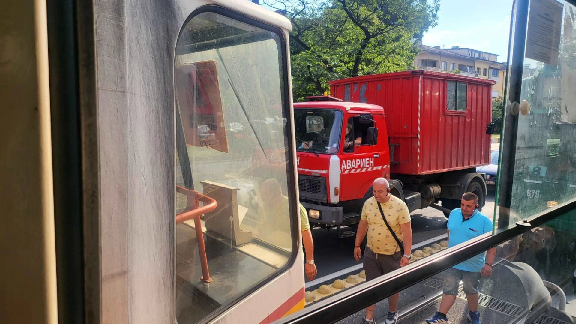 Отново проблем на новоремонтиран булевард в столицата, трамваи и табла спряха (СНИМКИ)