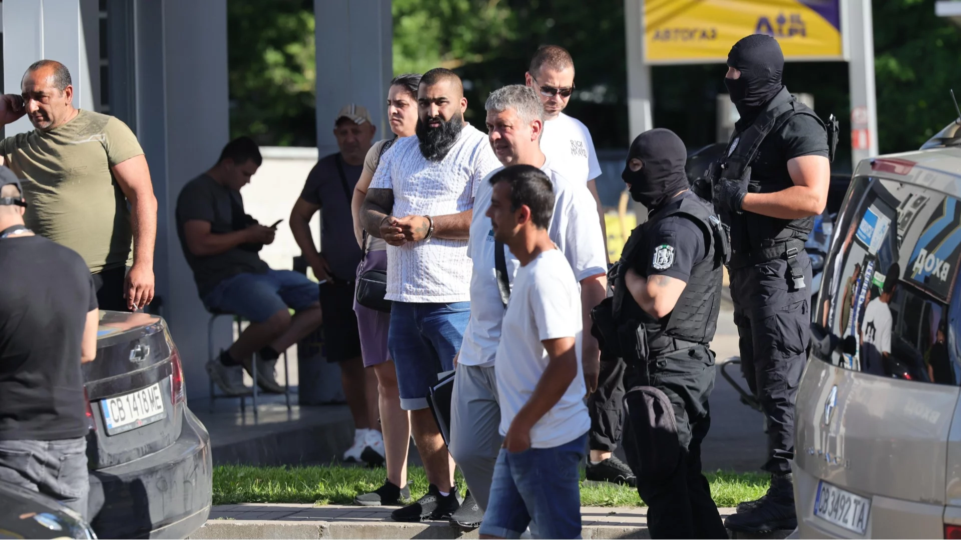 "Ще ви изселим, ще ви убием": Жената на един от "Калашниците" пребила свидетелка