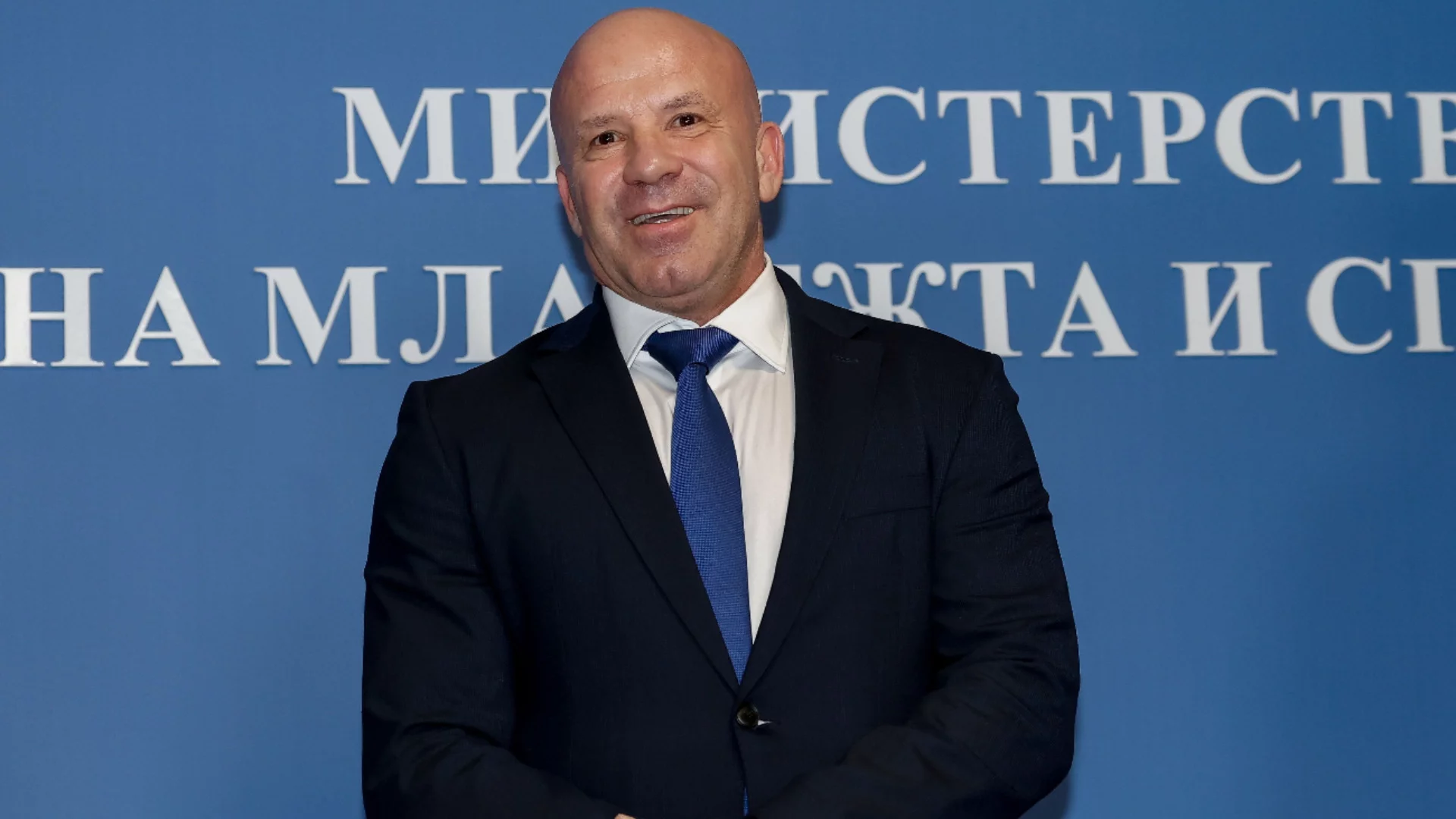 "В Зимния дворец няма лед": Спортният министър подгони търговци и договорите им със спортни бази