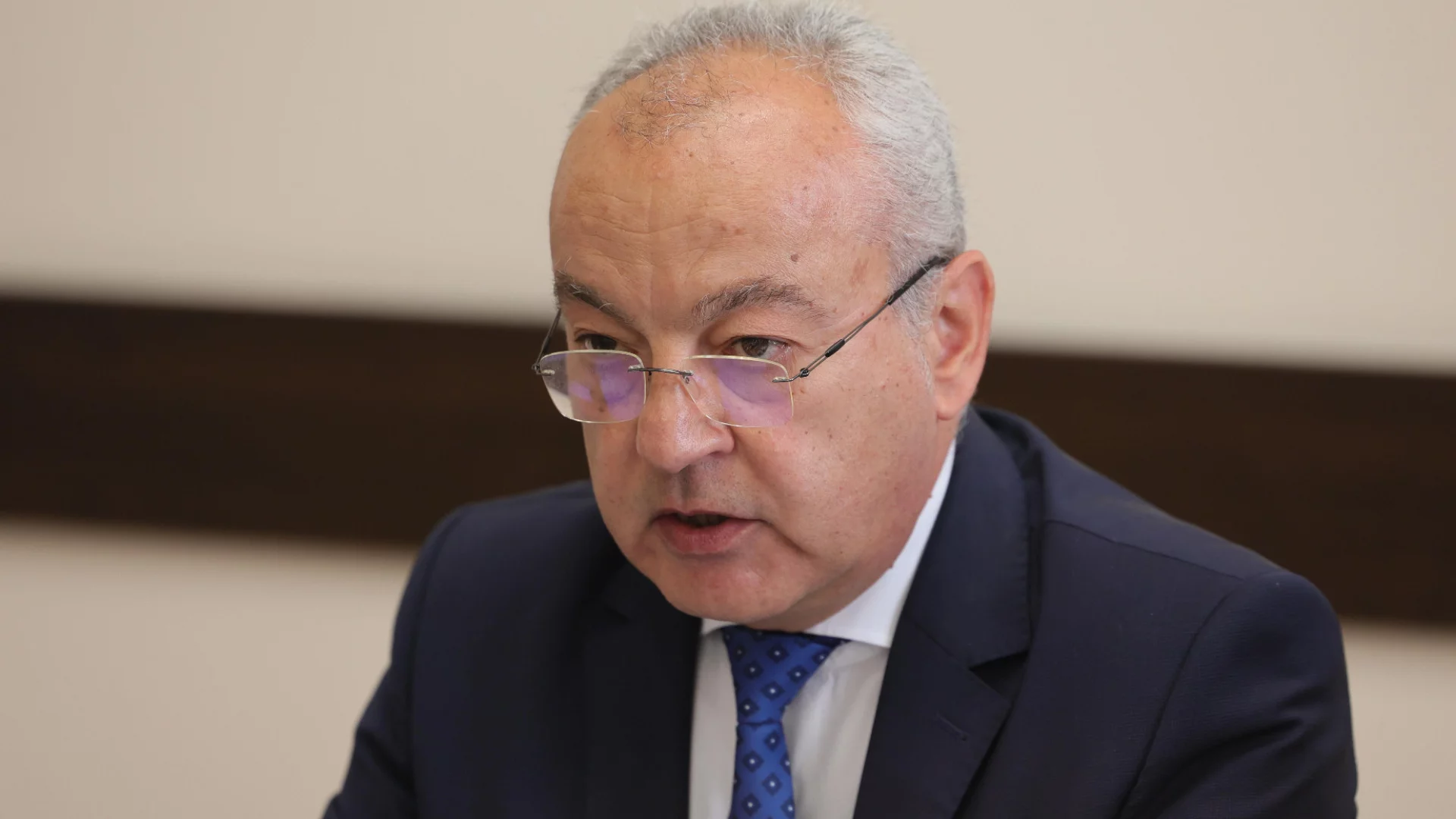Да правиш фейсбук рубрика "Перо по перо" не е като да правиш бюджет "Перо по перо"