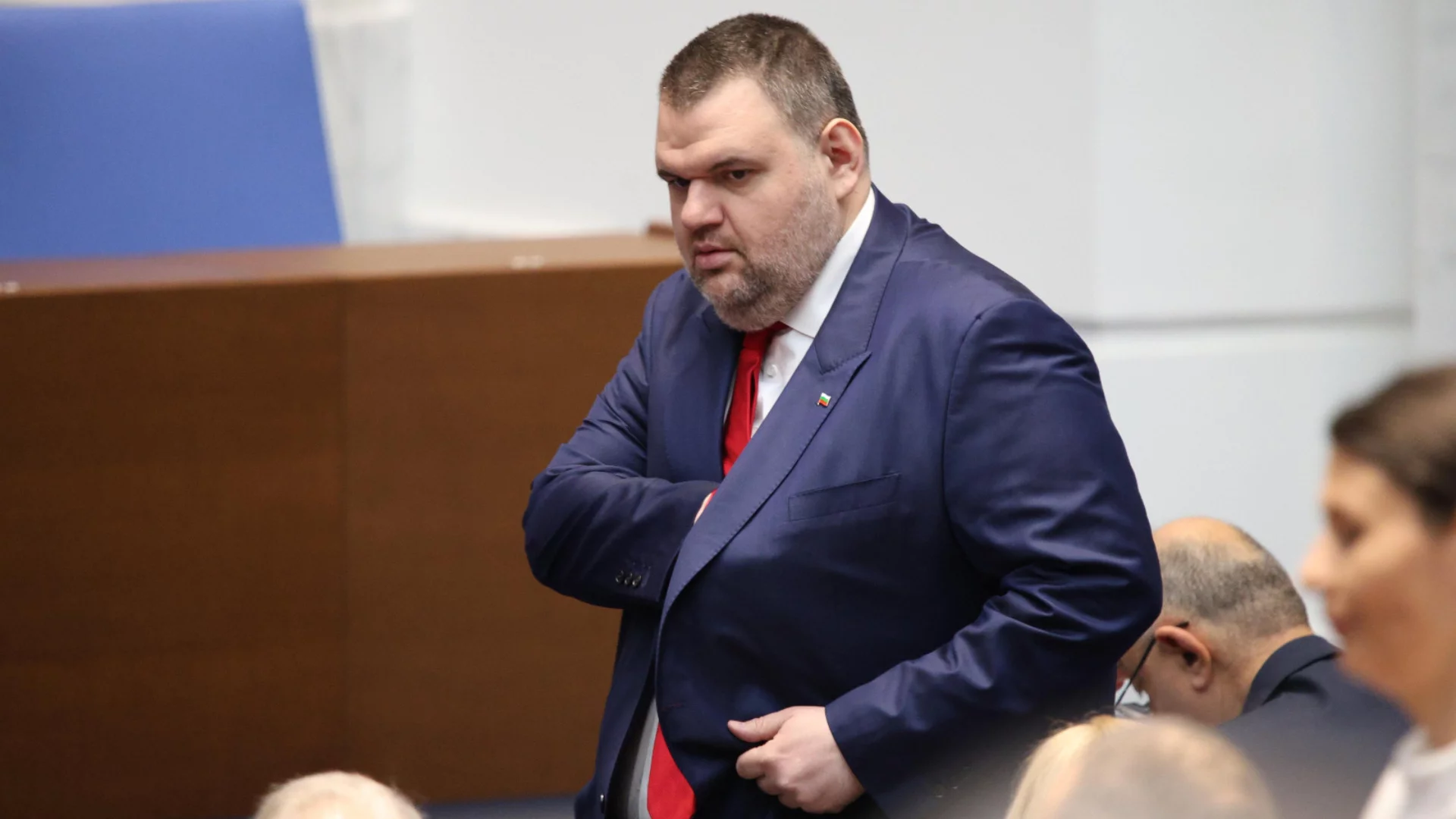 227 полета за 8 години: Десислава Атанасова и известен бизнесмен били в компанията на Пеевски