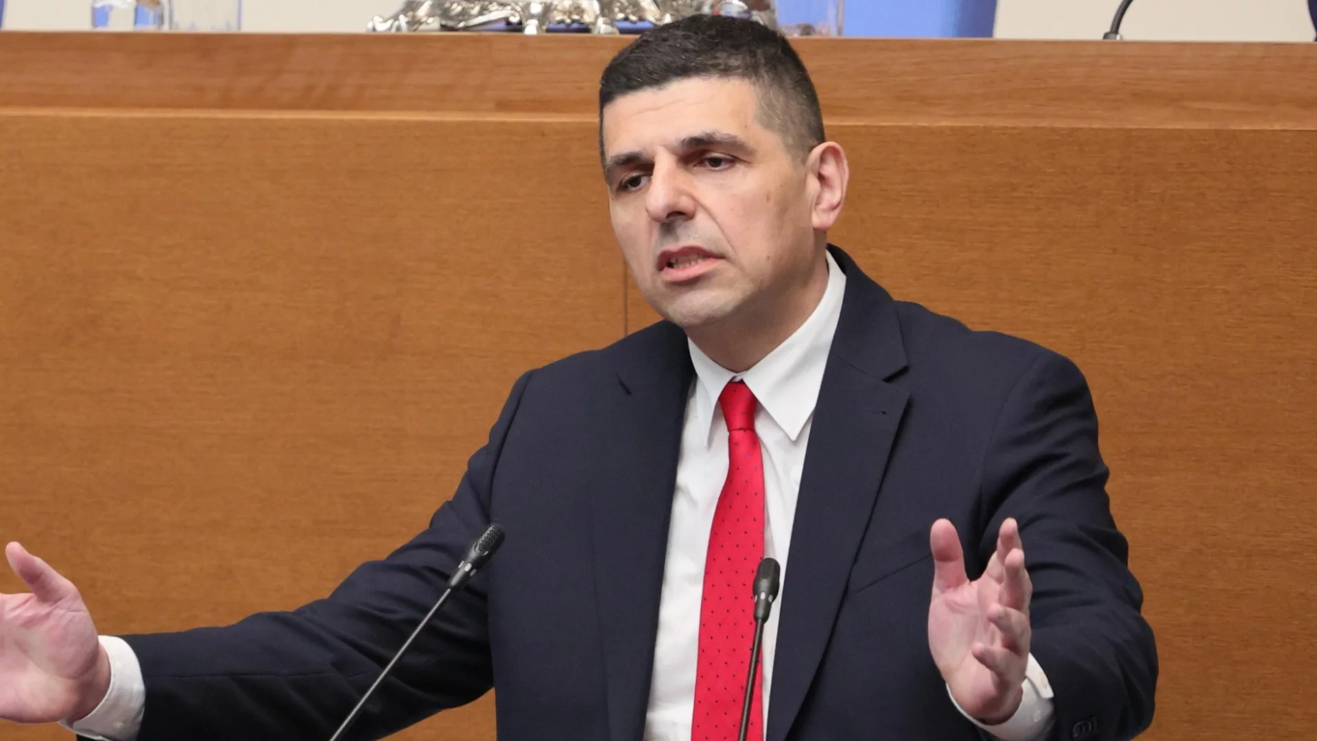Древногръцки божества и Тангра да му е на помощ: Караница в парламента за папки в ДАНС и втория подуправител на НЗОК